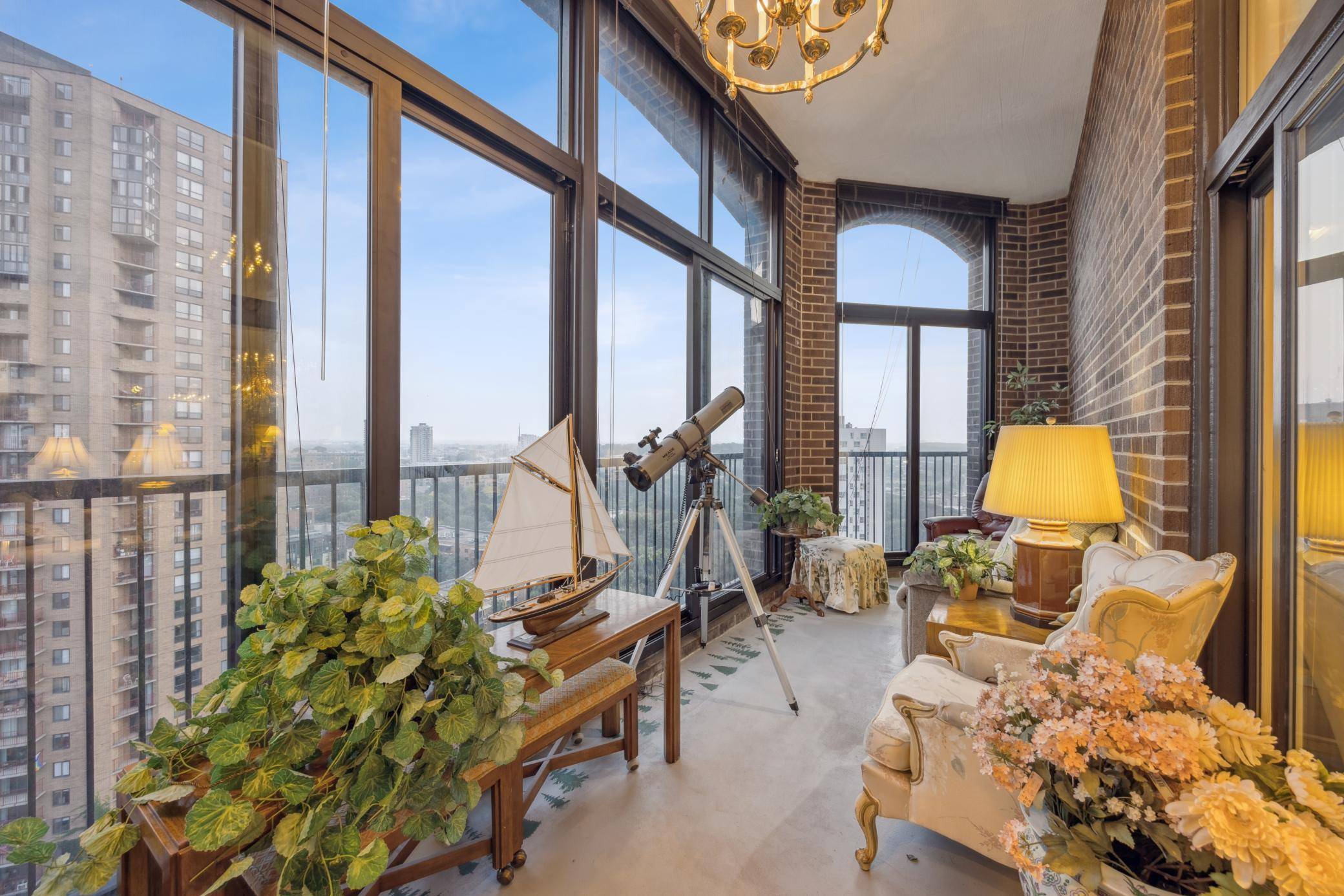 Minneapolis, MN 55403,1235 Yale PL #1701