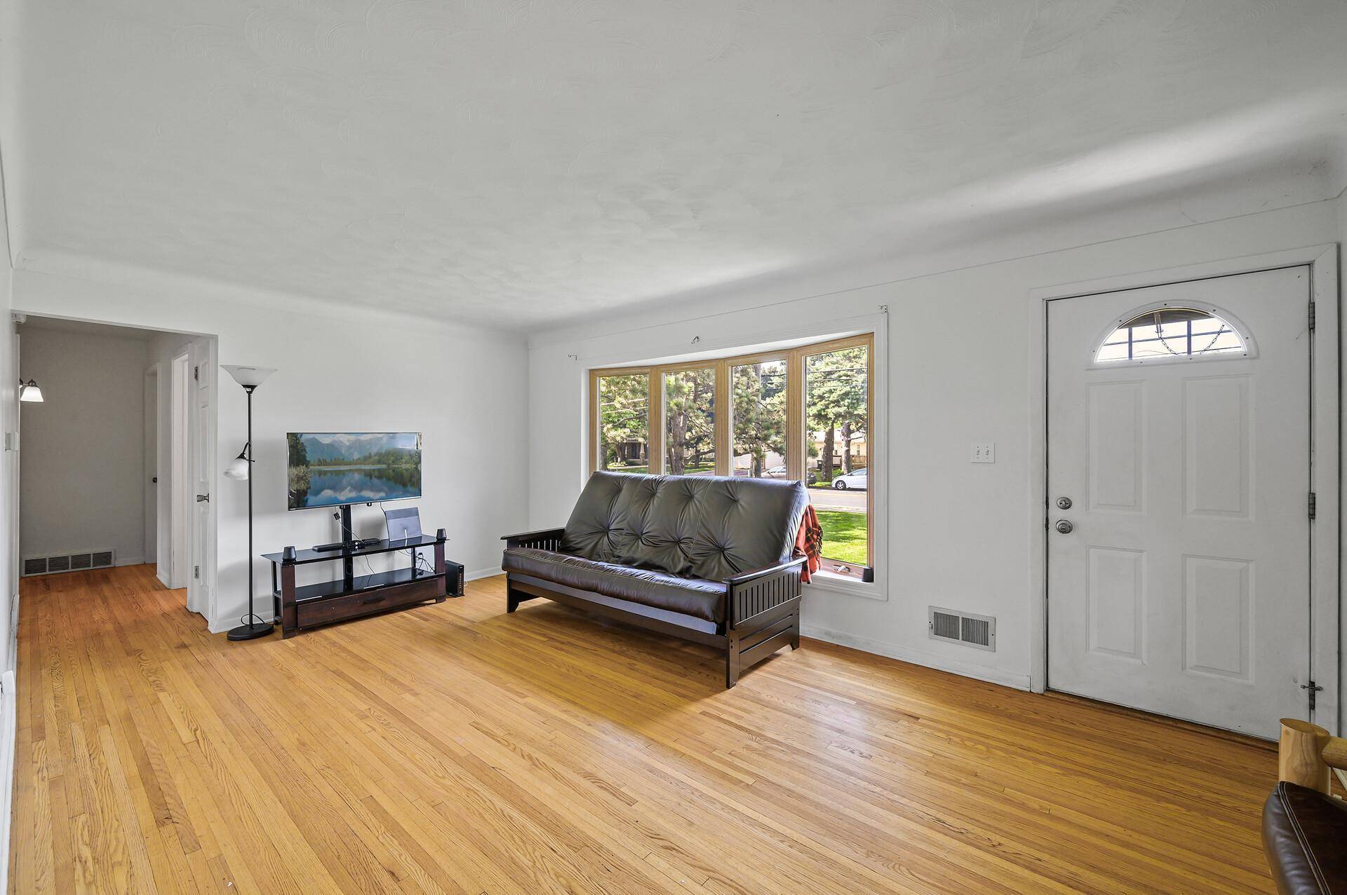 Roseville, MN 55113,1116 Roselawn AVE W