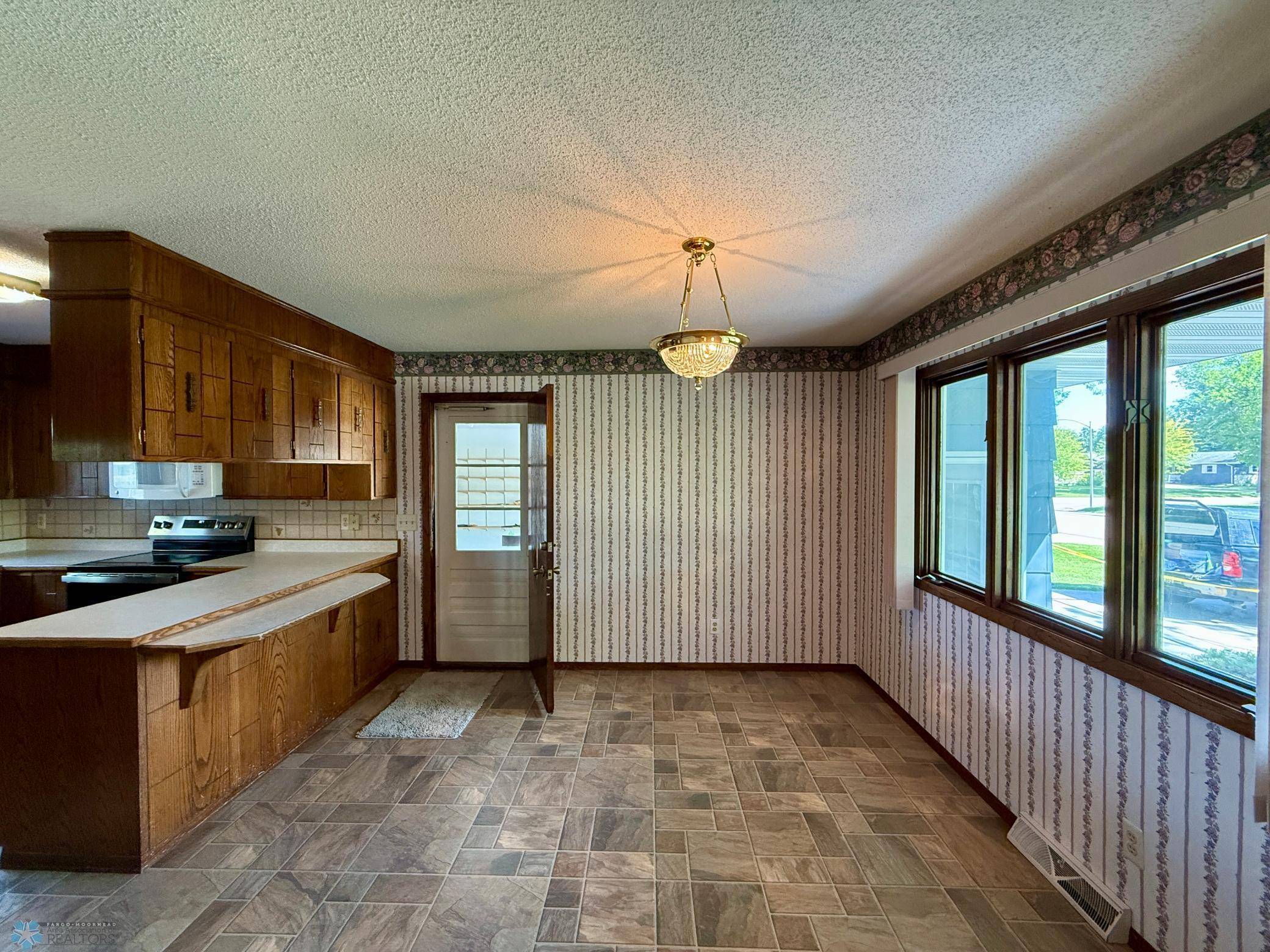 Moorhead, MN 56560,1614 S 27th AVE S