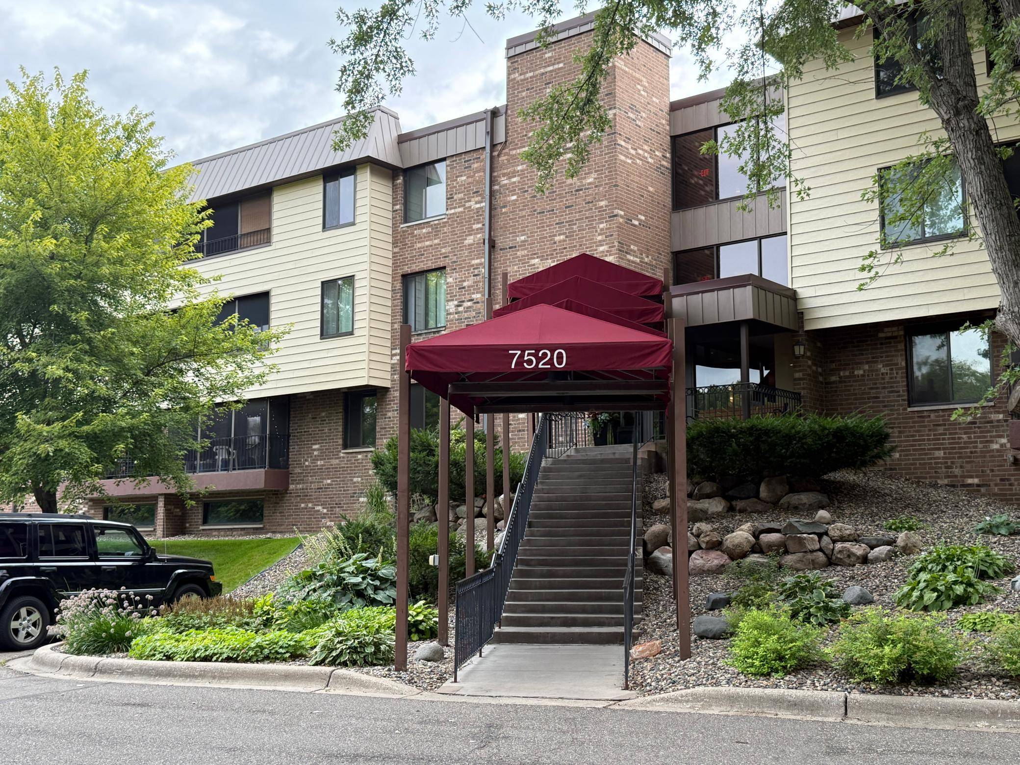 Edina, MN 55439,7520 Cahill RD #203A