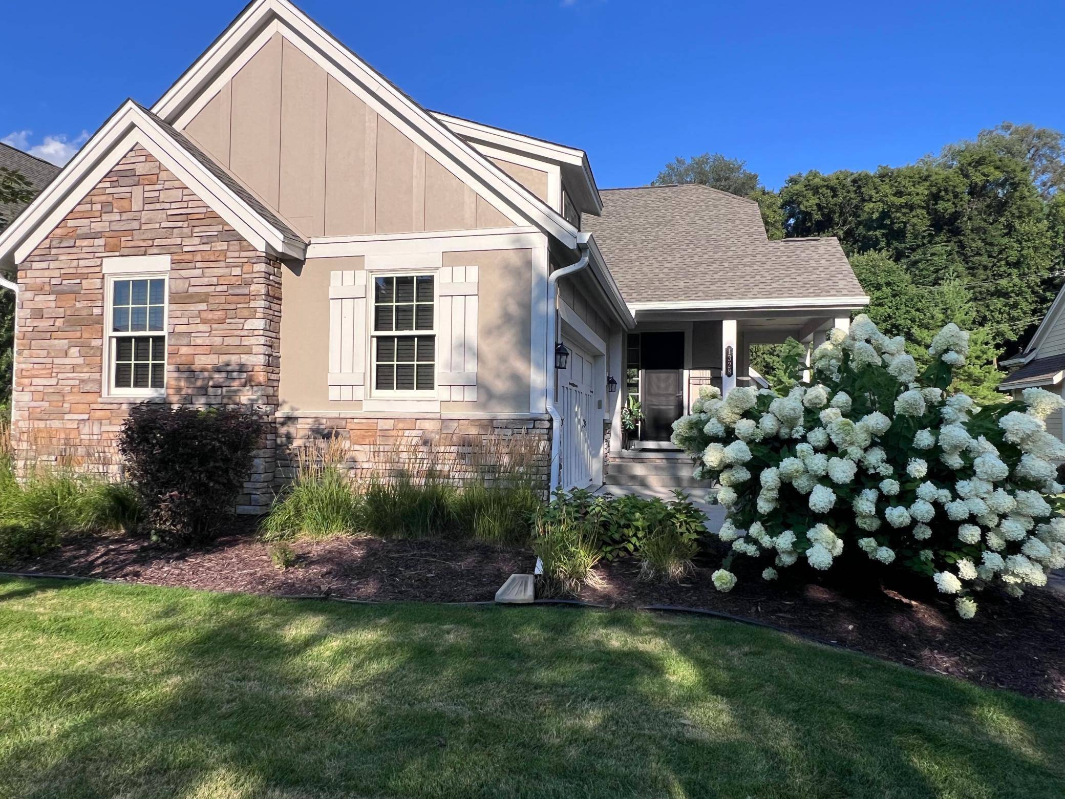 Mendota Heights, MN 55118,1328 Riverside LN