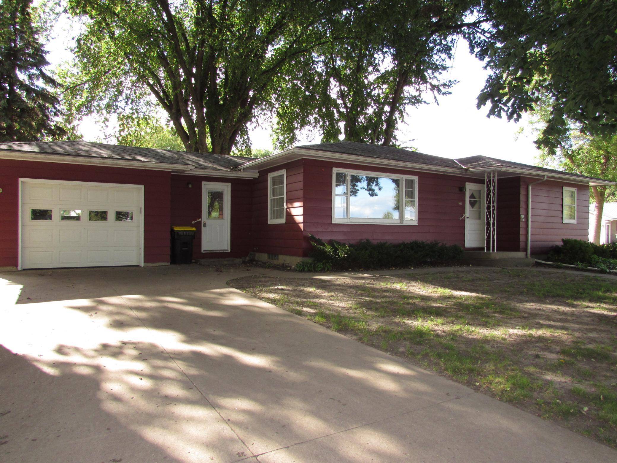 Saint James, MN 56081,902 11th ST S