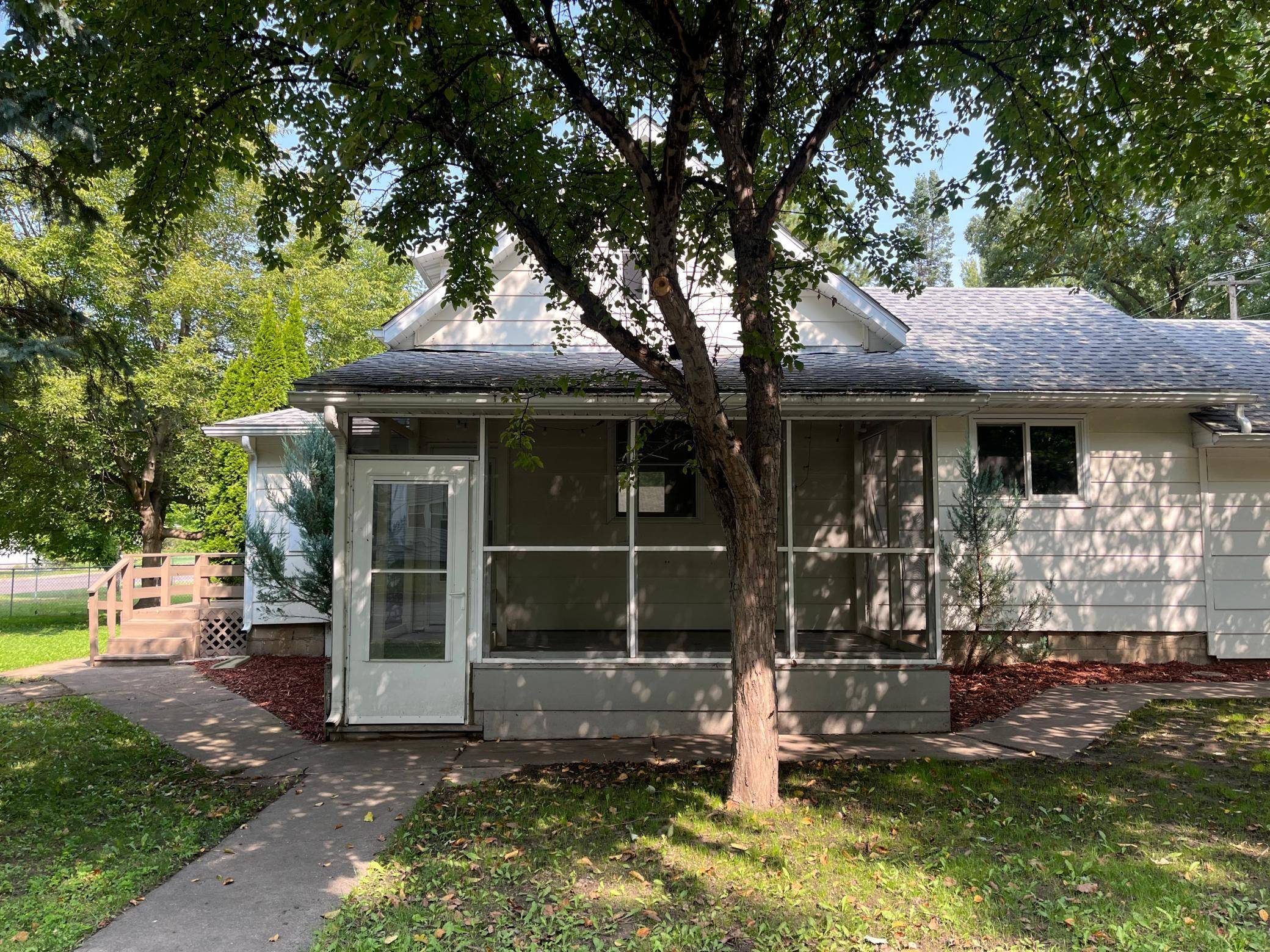 Mora, MN 55051,454 Mclean ST