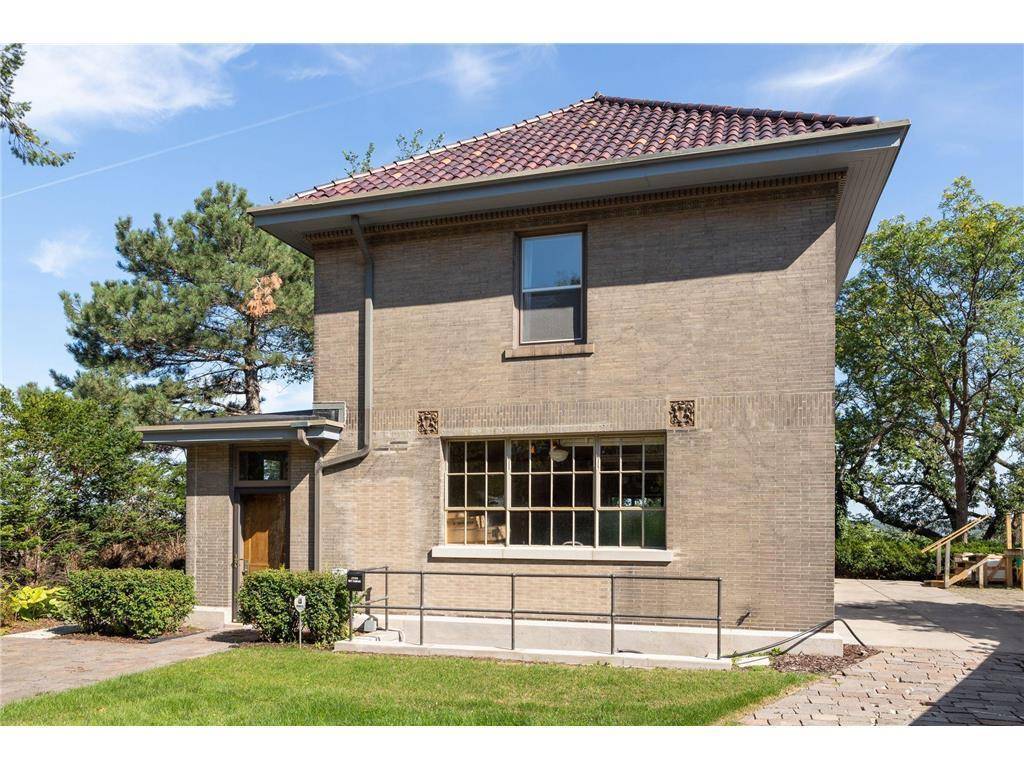 Minneapolis, MN 55403,1720 Mount Curve AVE