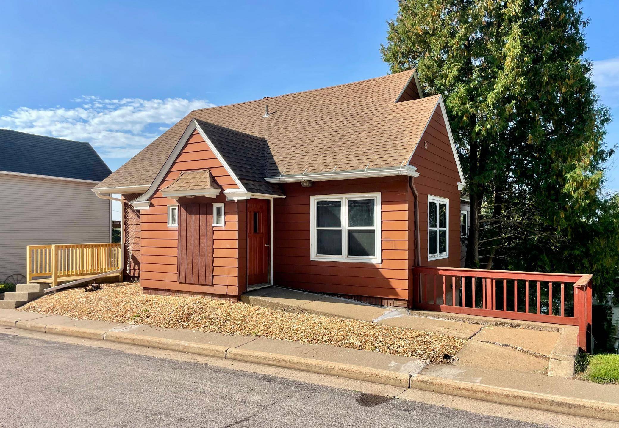 Alma, WI 54610,1004 S 2nd ST