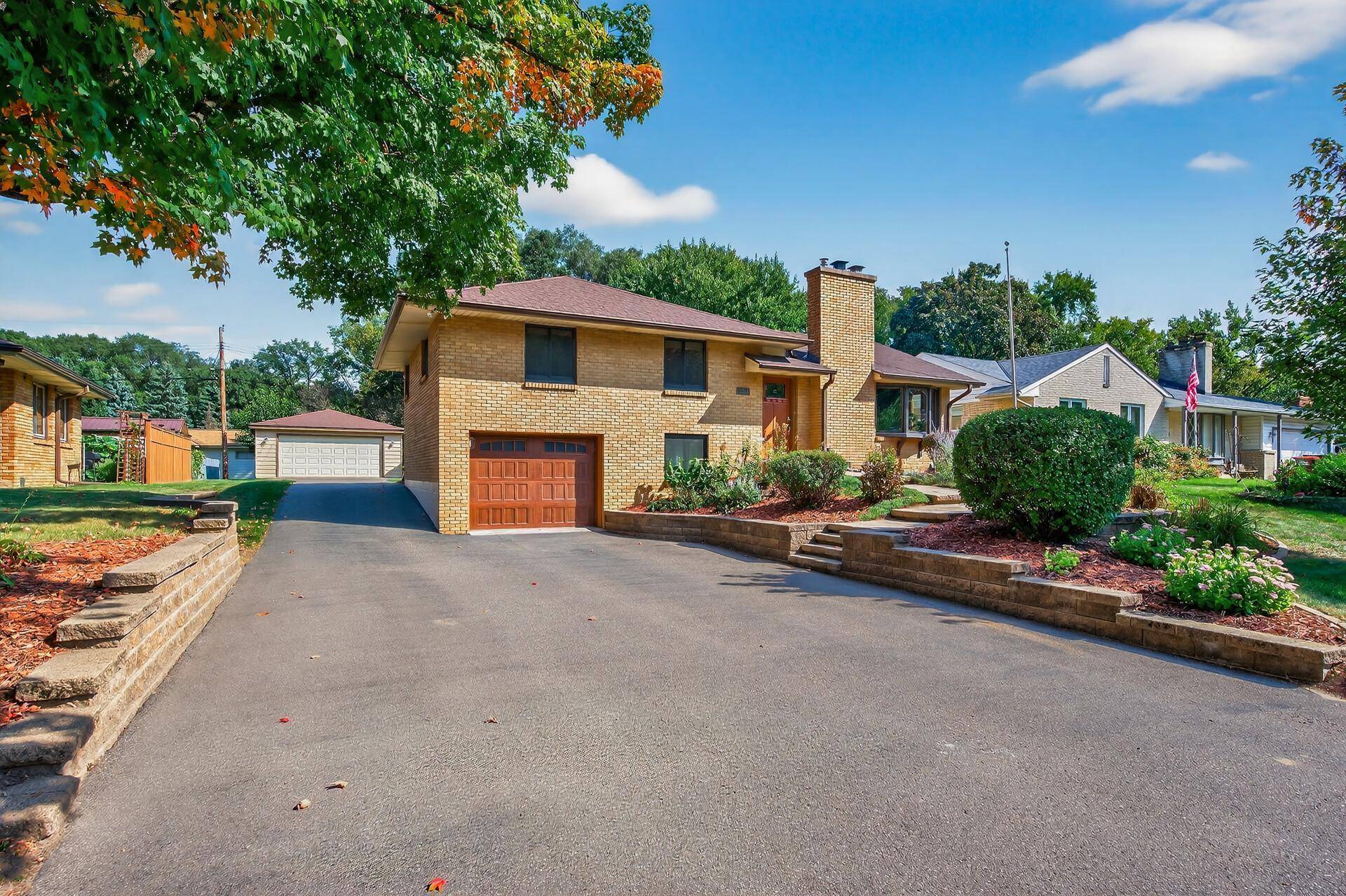 Maplewood, MN 55109,2554 Bittersweet LN