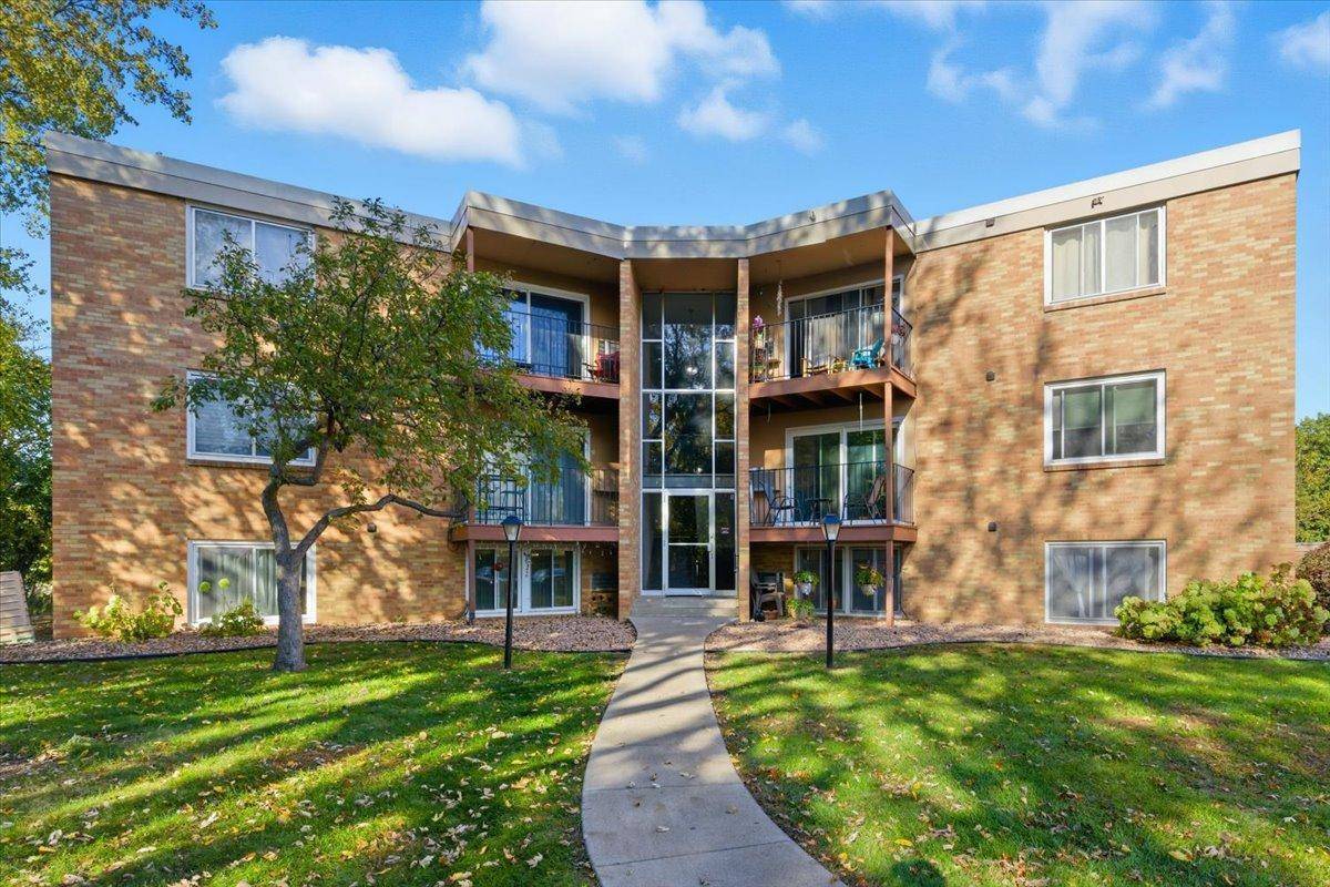 Golden Valley, MN 55427,9147 Highway 55 #102