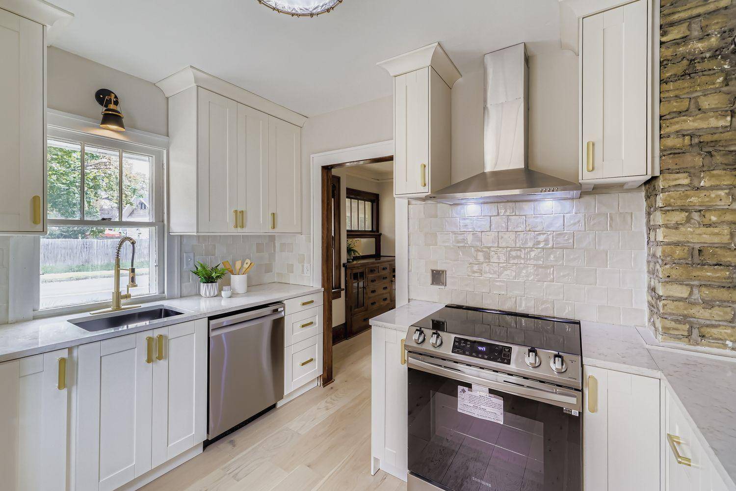 Minneapolis, MN 55407,1910 E 42nd ST