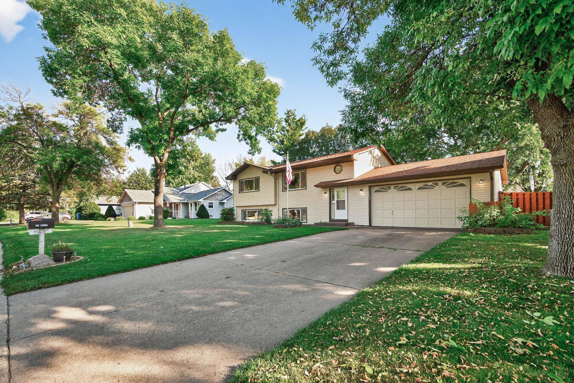 Champlin, MN 55316,908 Ludwig AVE N