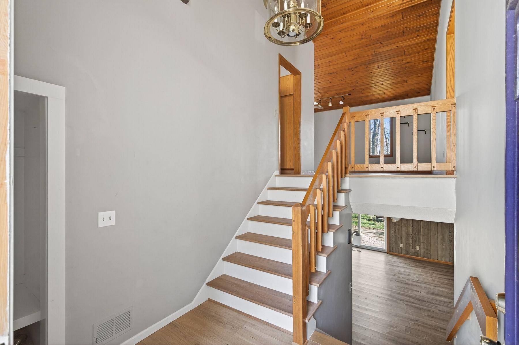 Vadnais Heights, MN 55127,4014 Elmwood ST