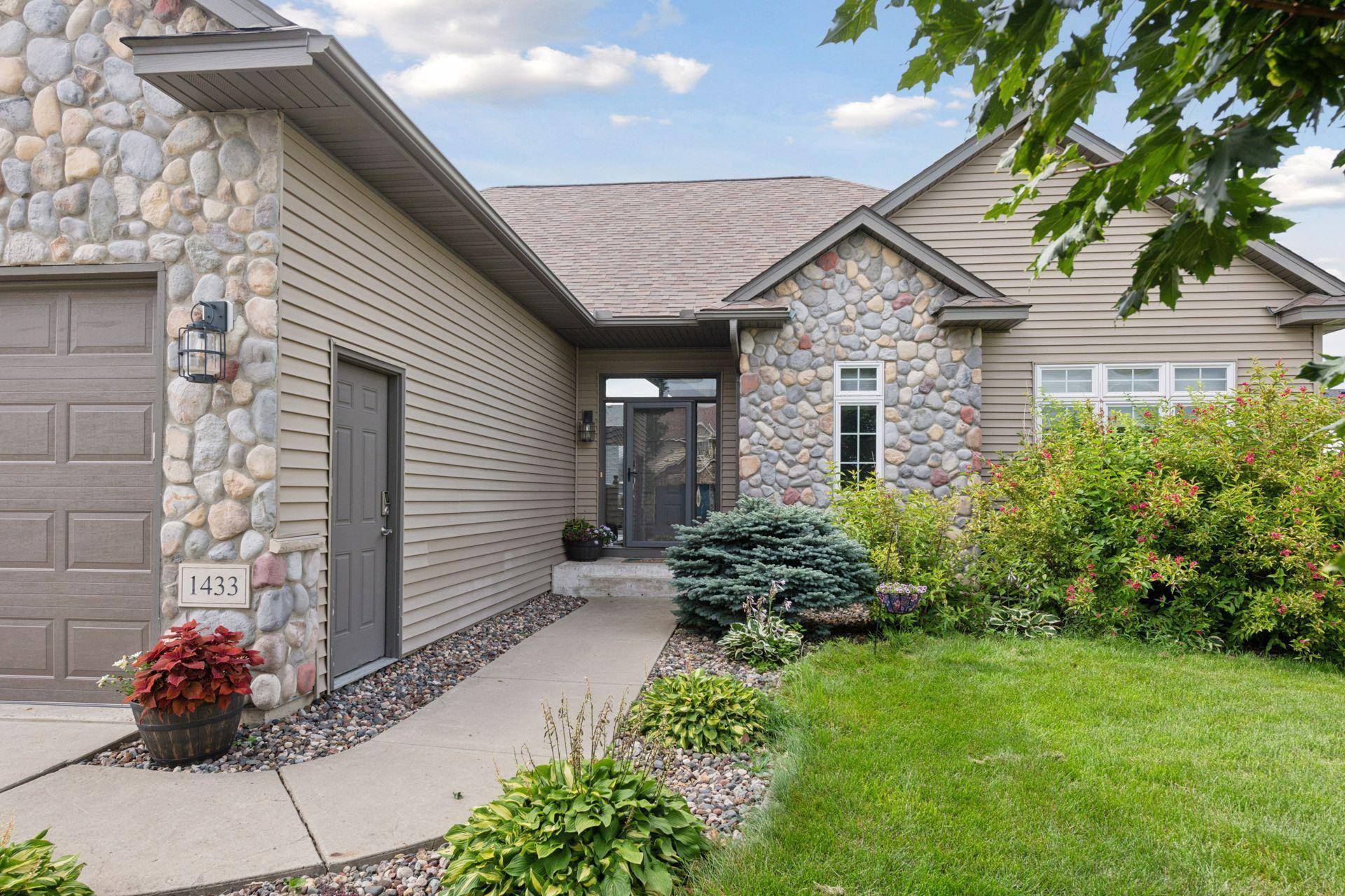 New Prague, MN 56071,1433 10th Street CIR SE