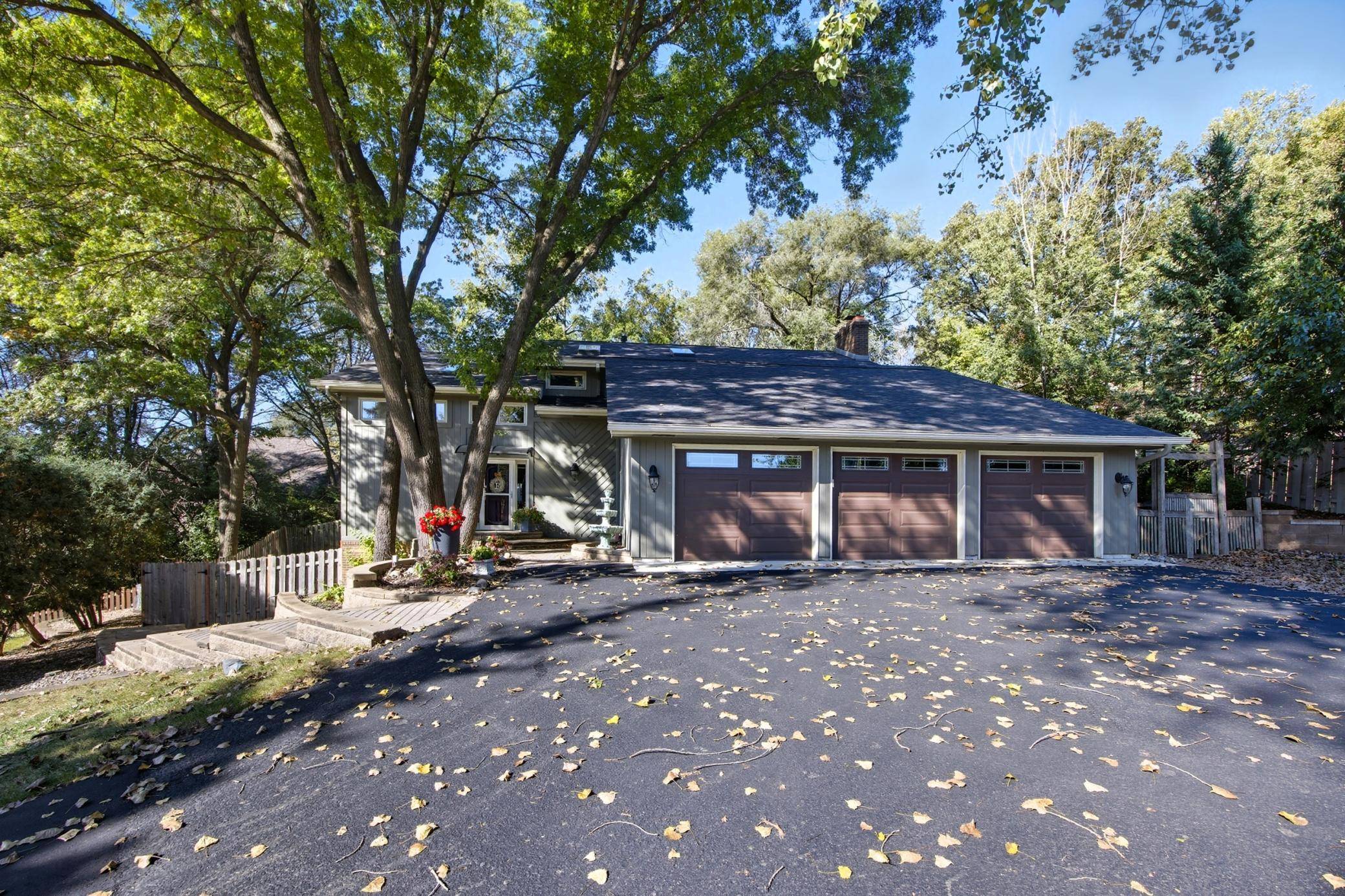 Edina, MN 55439,7720 Shaughnessy RD