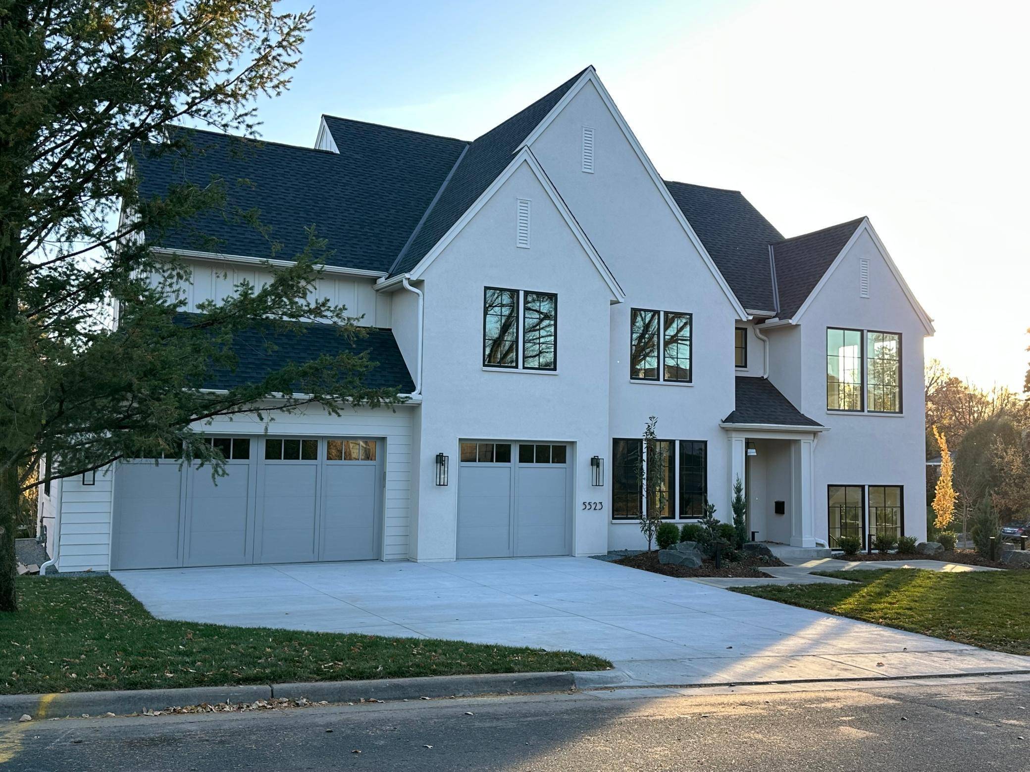 Edina, MN 55424,5523 Park PL