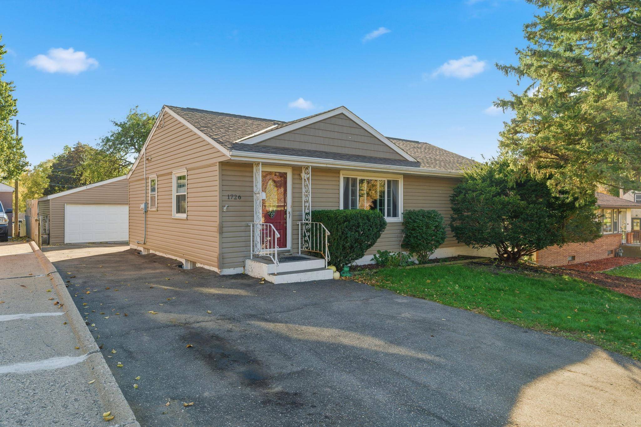 Saint Paul, MN 55106,1726 Hyacinth AVE E