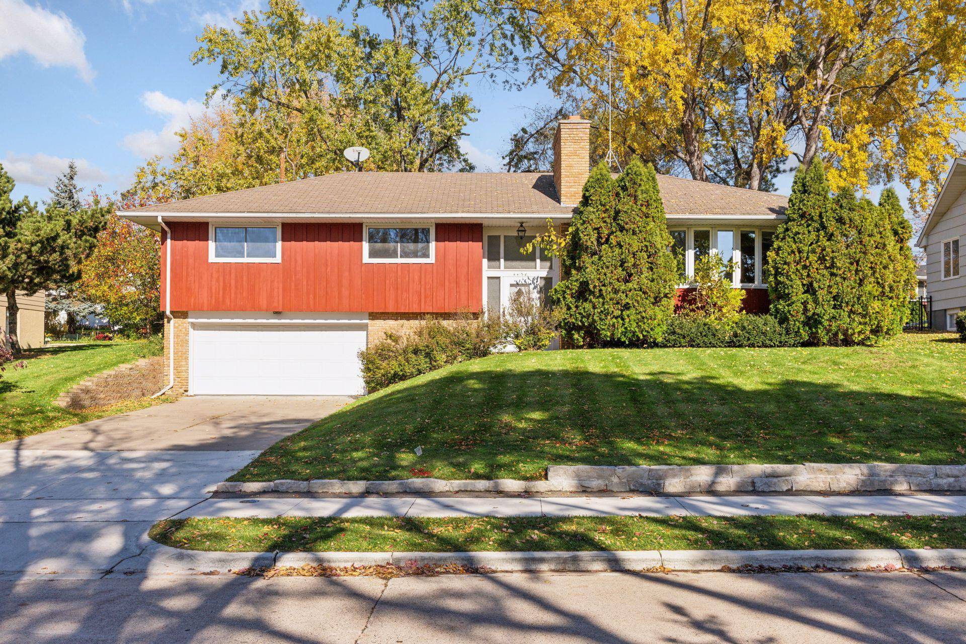 Edina, MN 55435,4436 Claremore DR