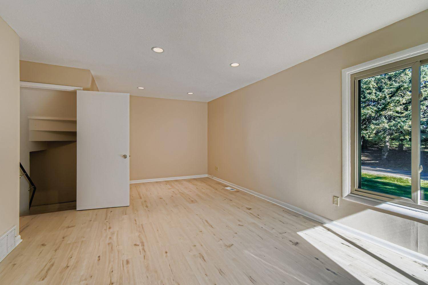 Woodbury, MN 55125,335 Elan CT