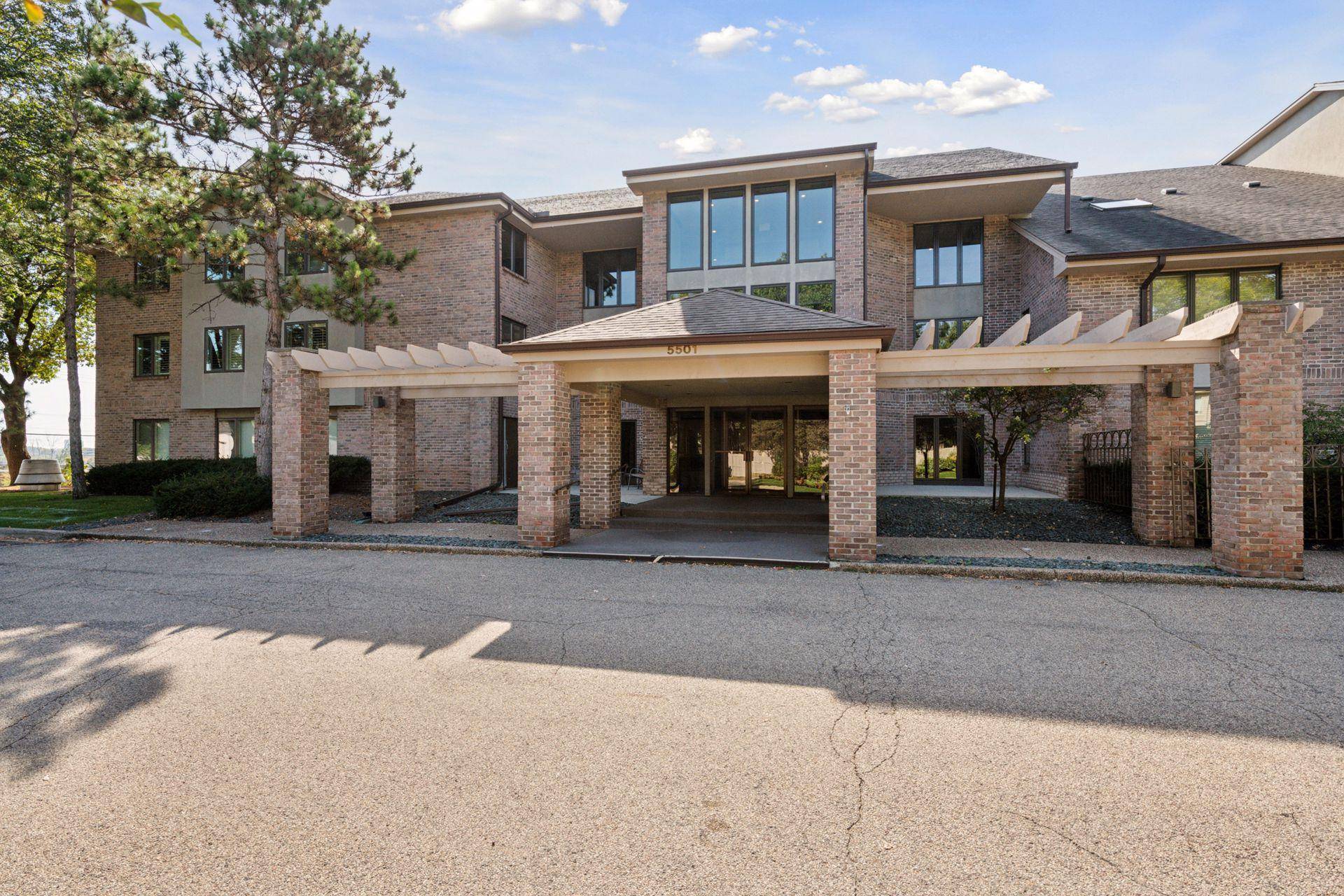 Edina, MN 55439,5501 Village DR #203