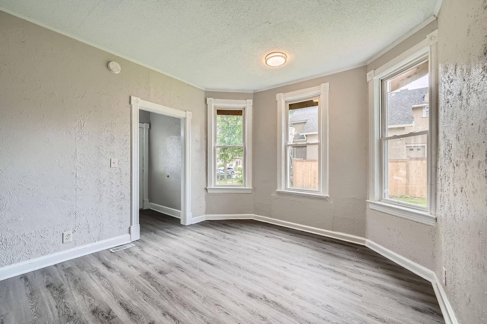 Saint Paul, MN 55106,911X Sims AVE