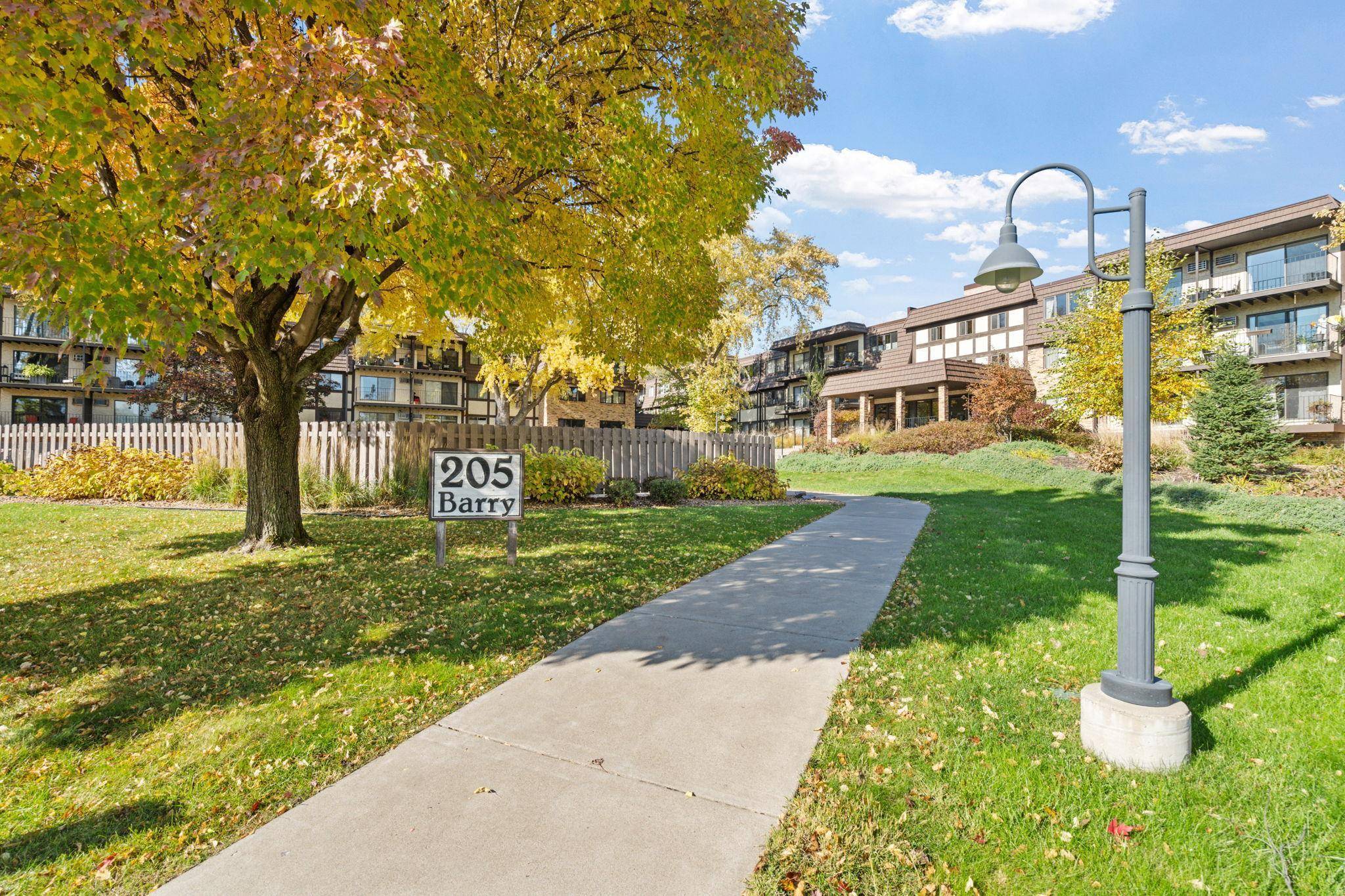 Wayzata, MN 55391,205 Barry AVE S #114