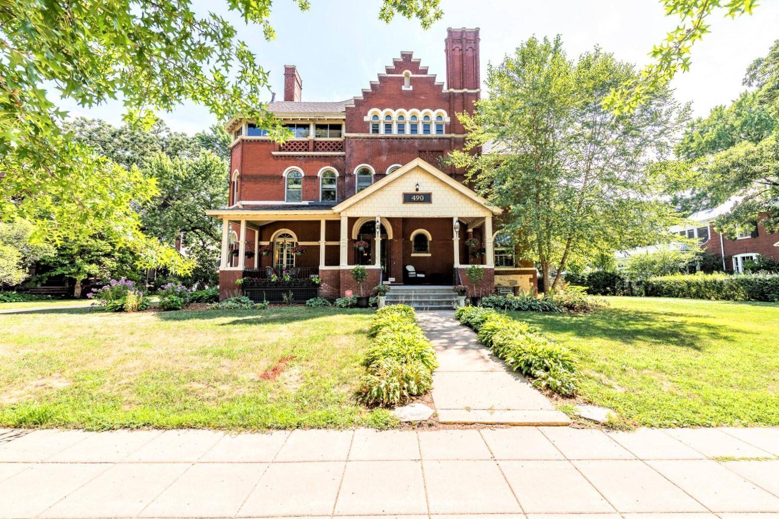 Saint Paul, MN 55102,490 Summit AVE