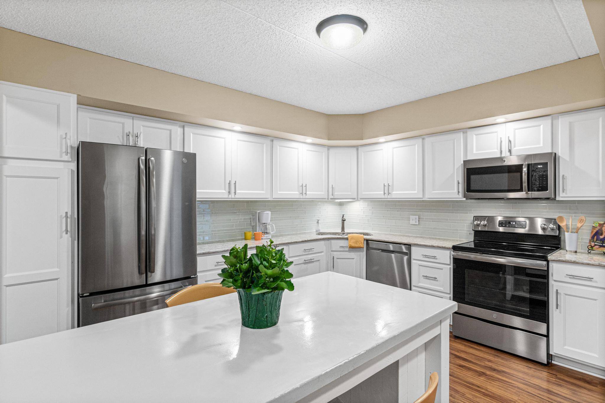 Maplewood, MN 55119,2445 Londin LN E #208