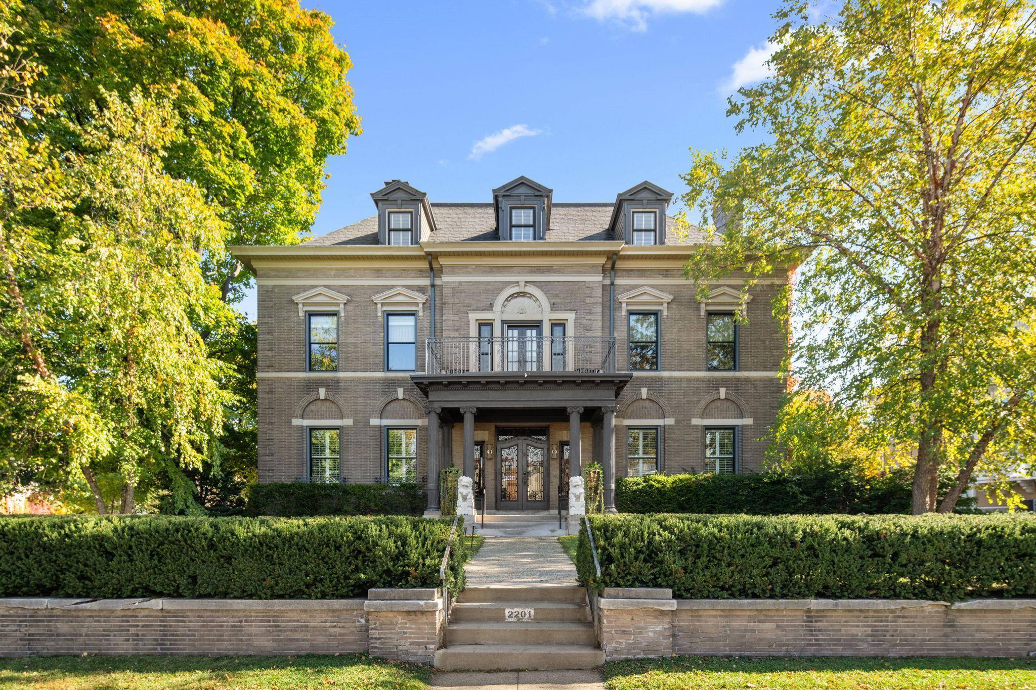 Minneapolis, MN 55404,2201 Pillsbury AVE S