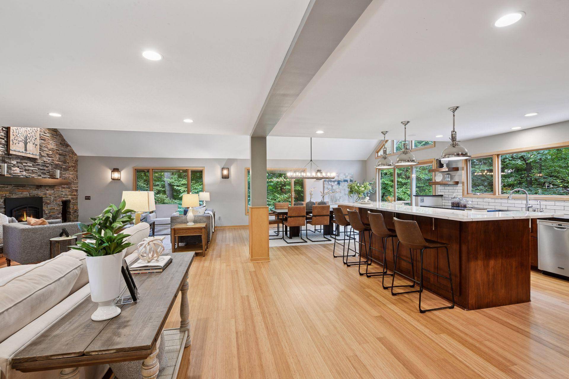 Minnetonka, MN 55305,2413 Indian RD W