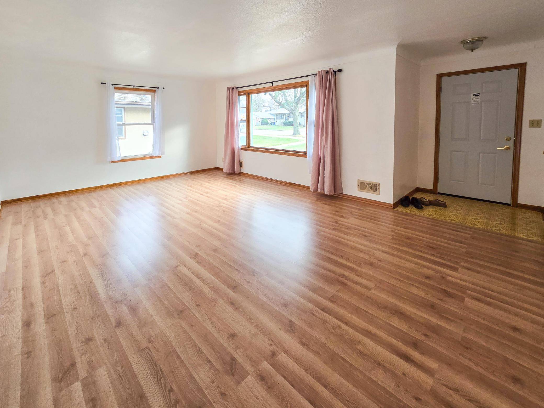 Saint Paul, MN 55106,1591 Old Hudson RD