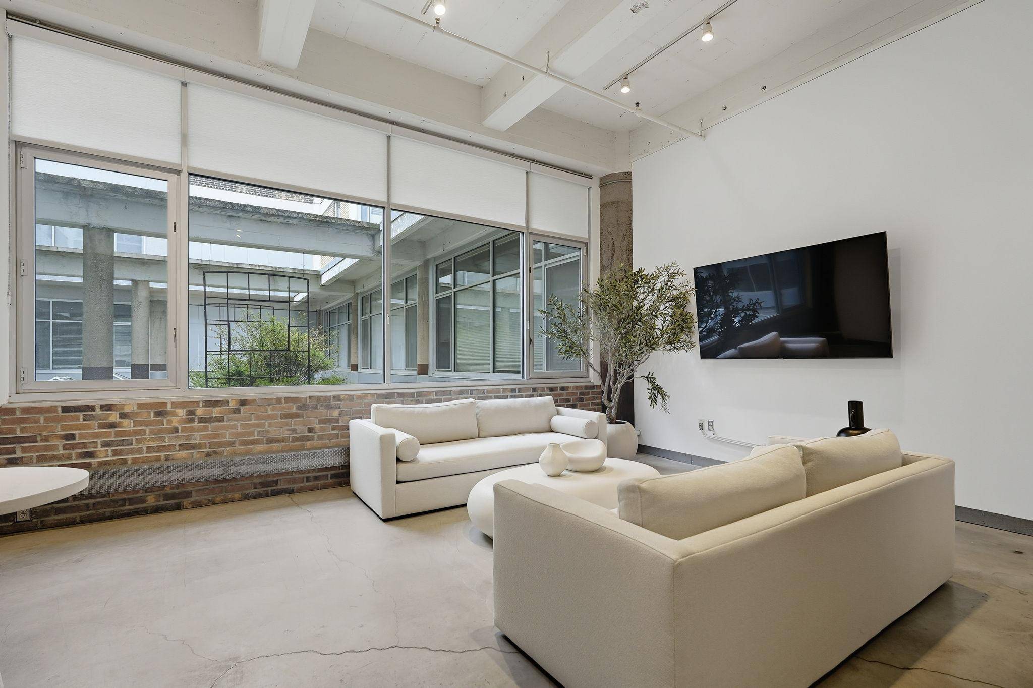 Minneapolis, MN 55401,700 Washington AVE N #319