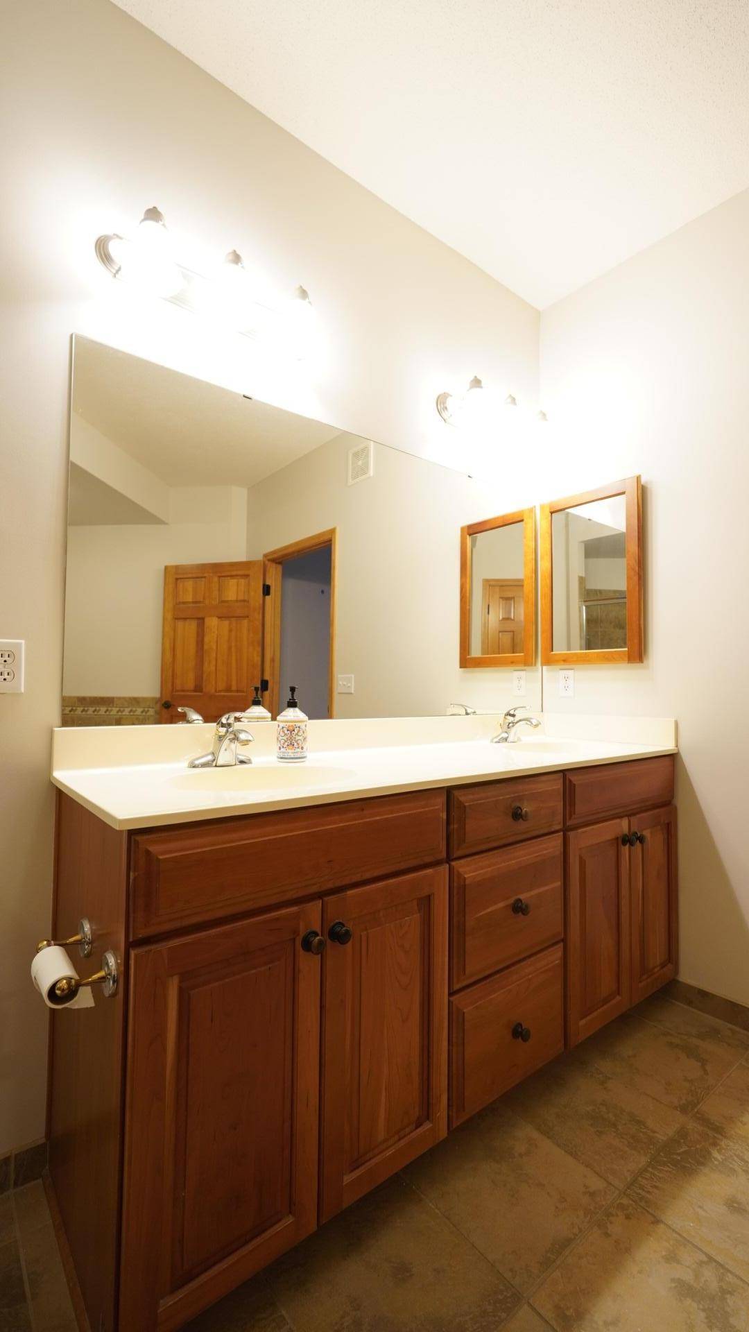 Edina, MN 55436,5250 Grandview SQ #2212