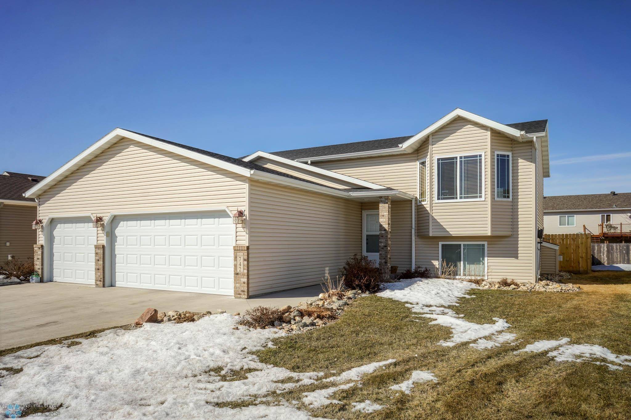 West Fargo, ND 58078,742 18TH AVE W