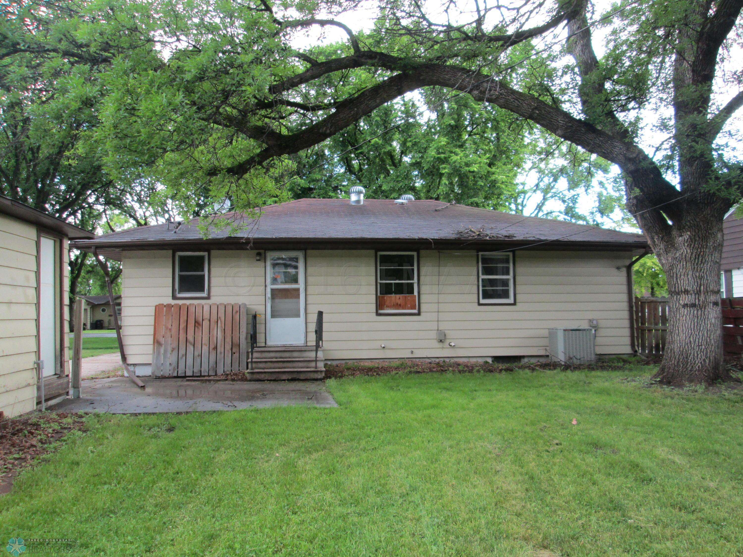Fargo, ND 58102,330 21 AVE N