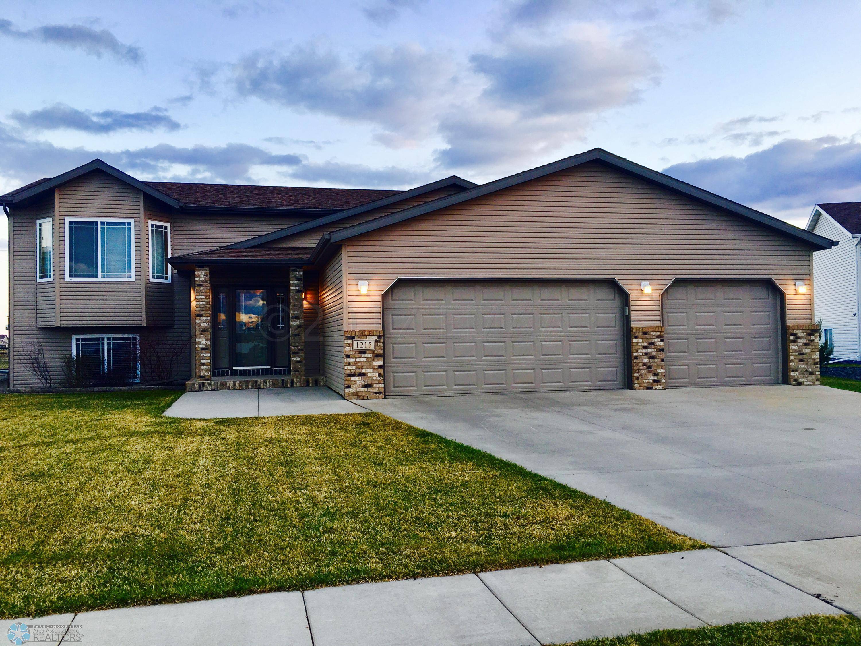 West Fargo, ND 58078,1215 46 AVE W