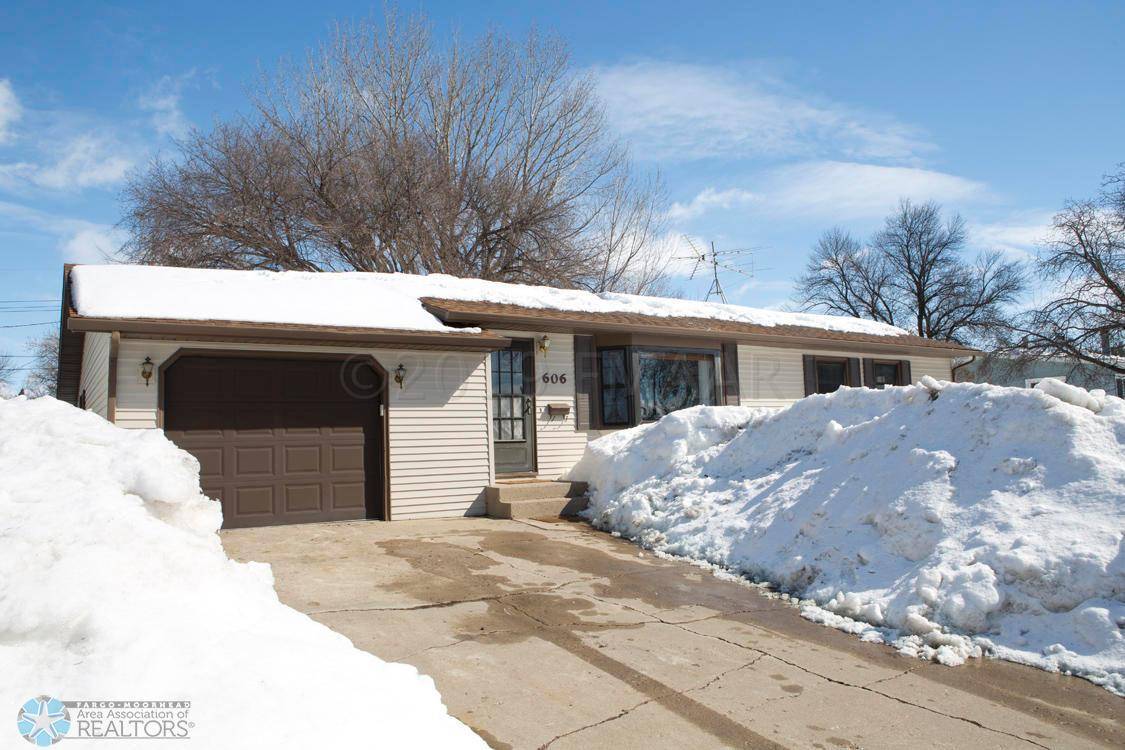 Moorhead, MN 56560,606 BIRCH LN