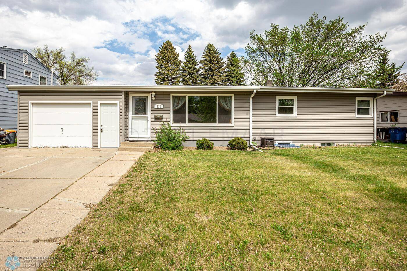 Moorhead, MN 56560,510 CEDAR LN