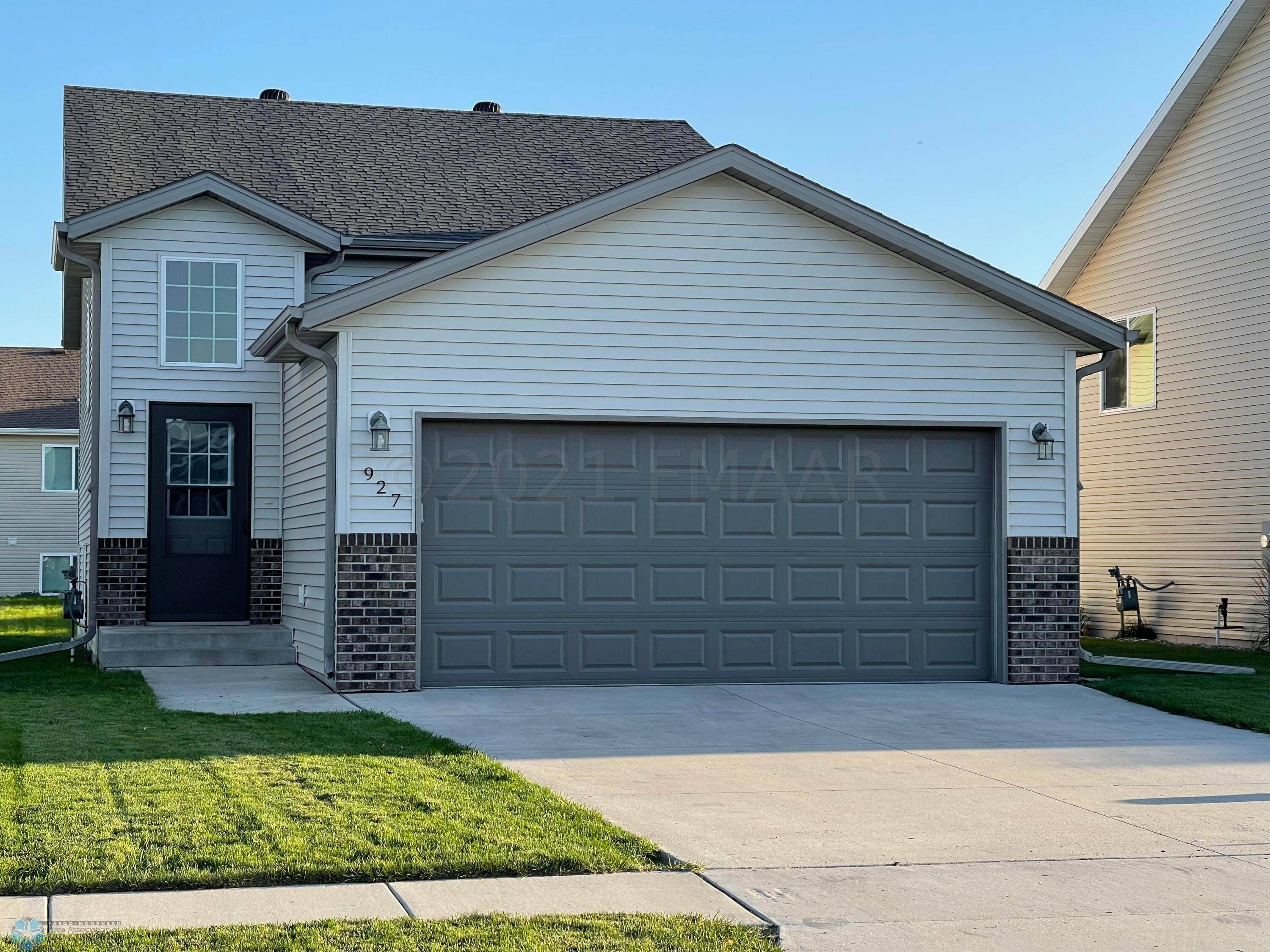 West Fargo, ND 58078,927 30 AVE W
