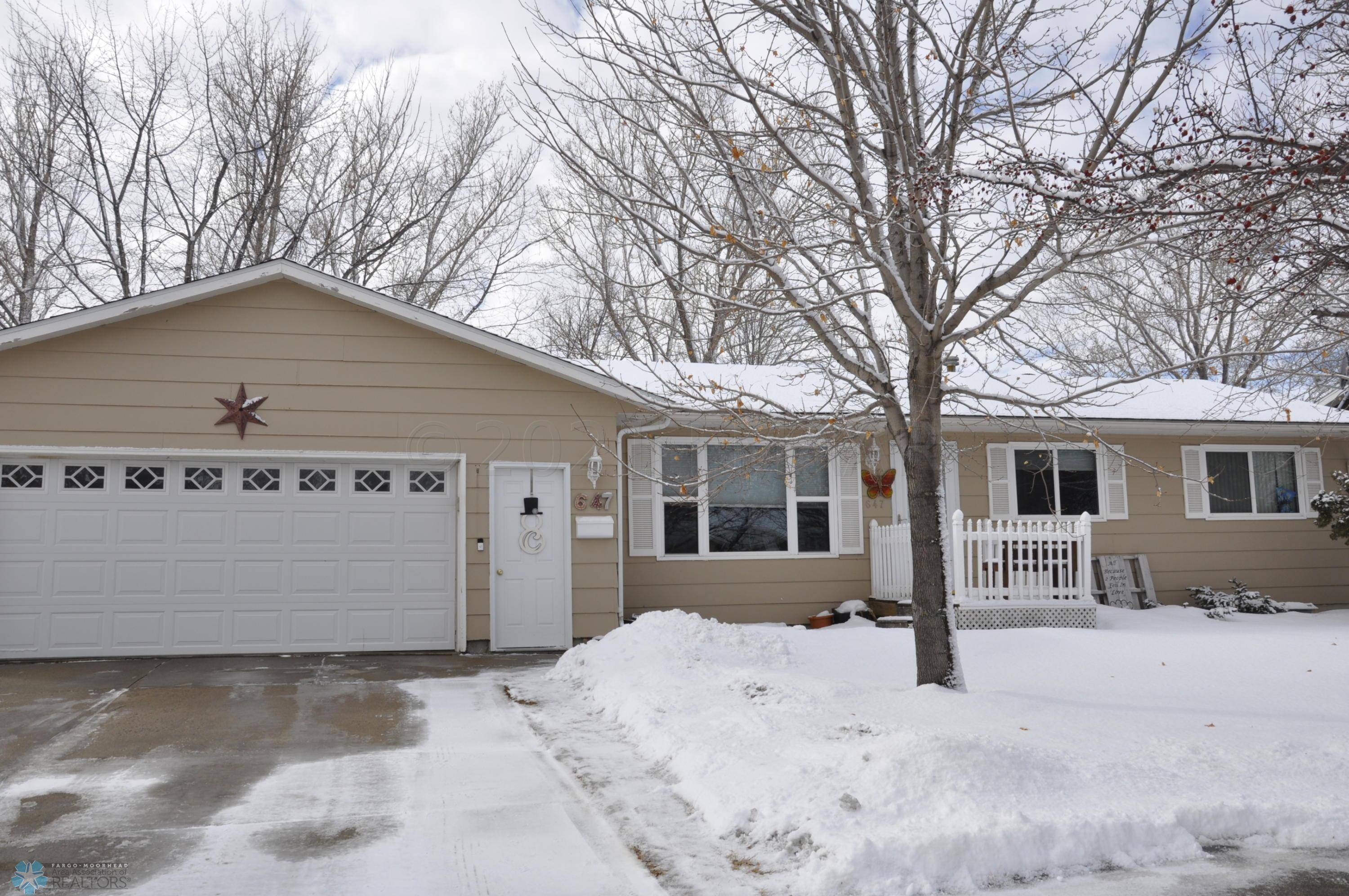 Moorhead, MN 56560,647 APPLETREE LN