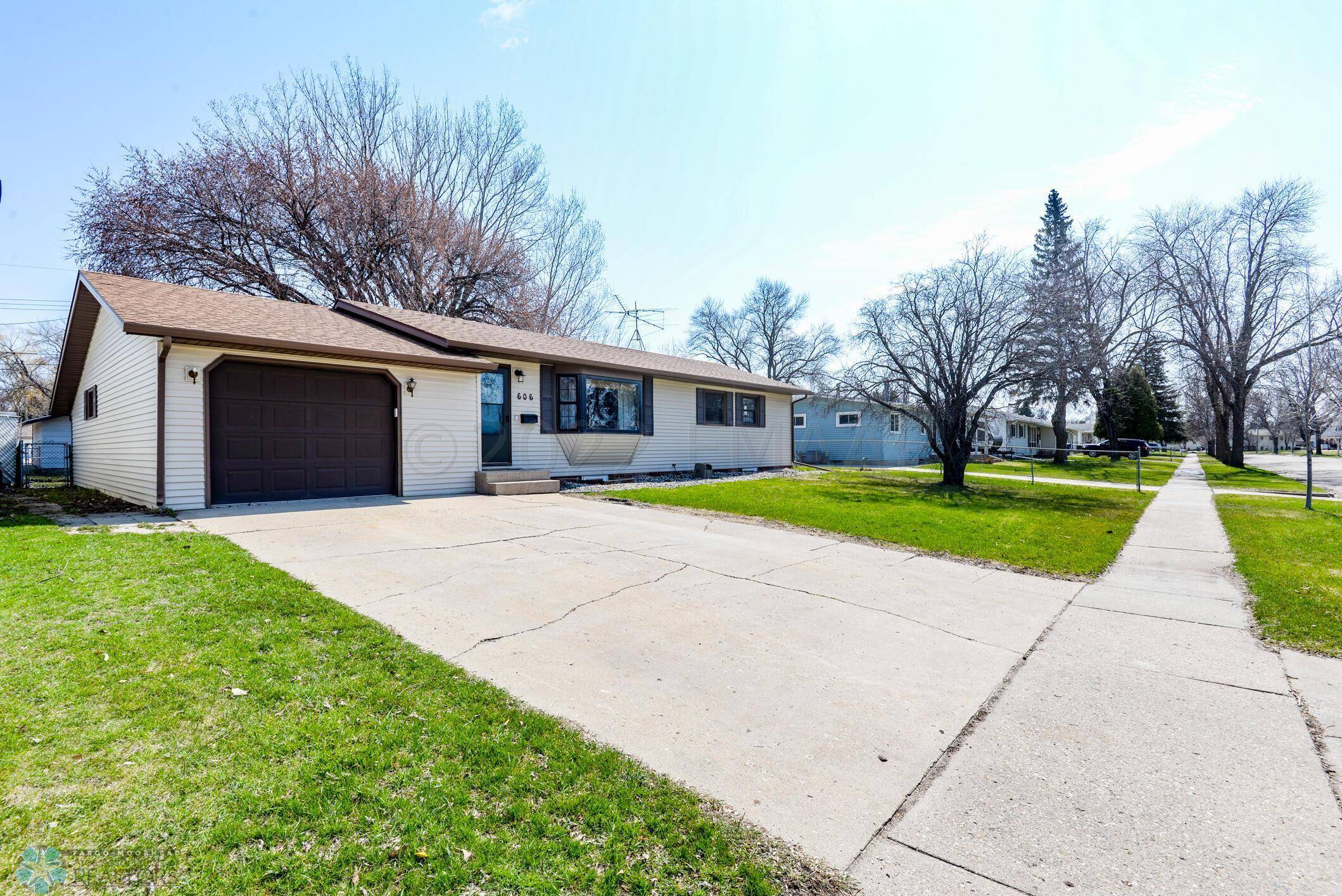 Moorhead, MN 56560,606 BIRCH LN