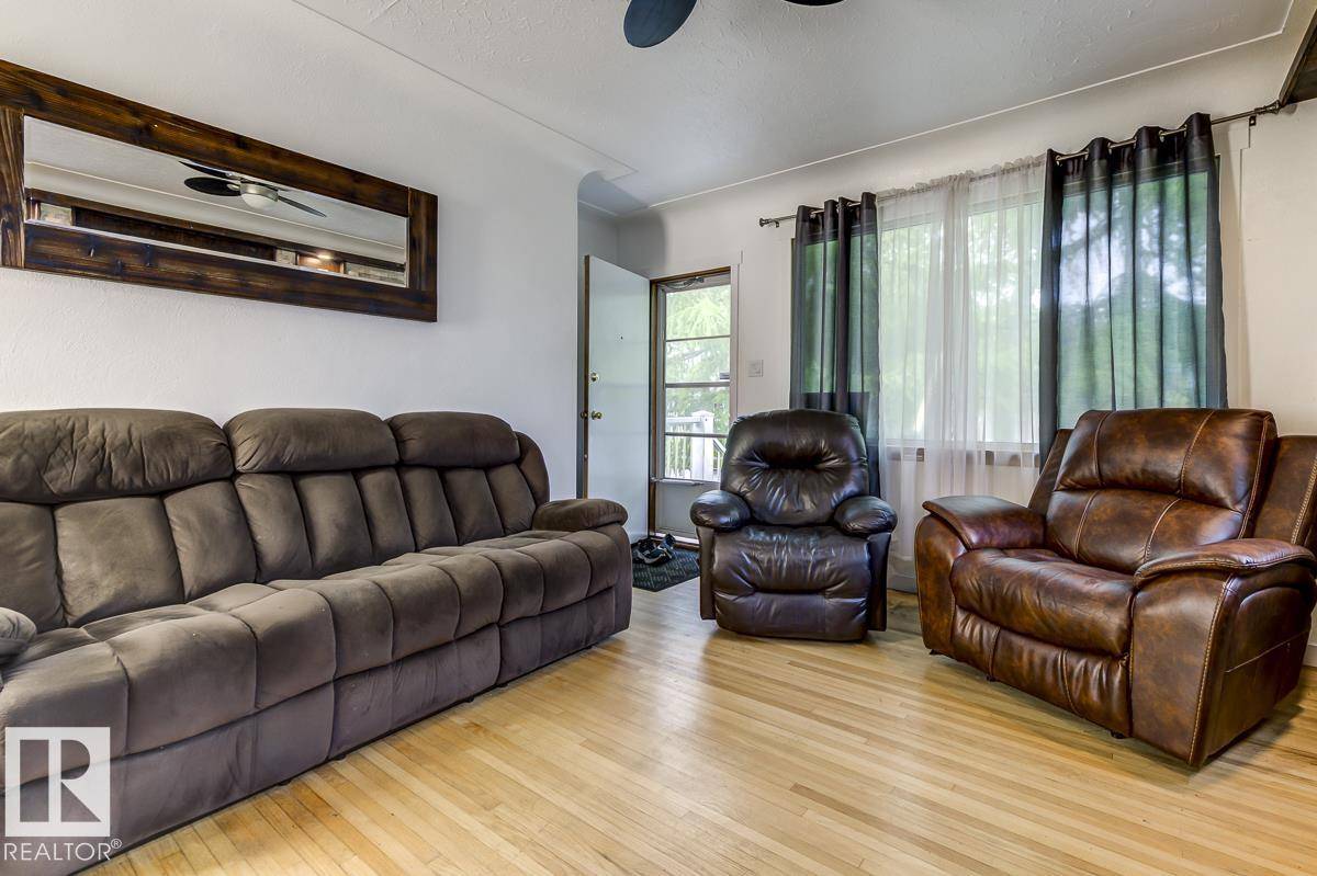Edmonton, AB T5B 1W5,11842 71 ST NW
