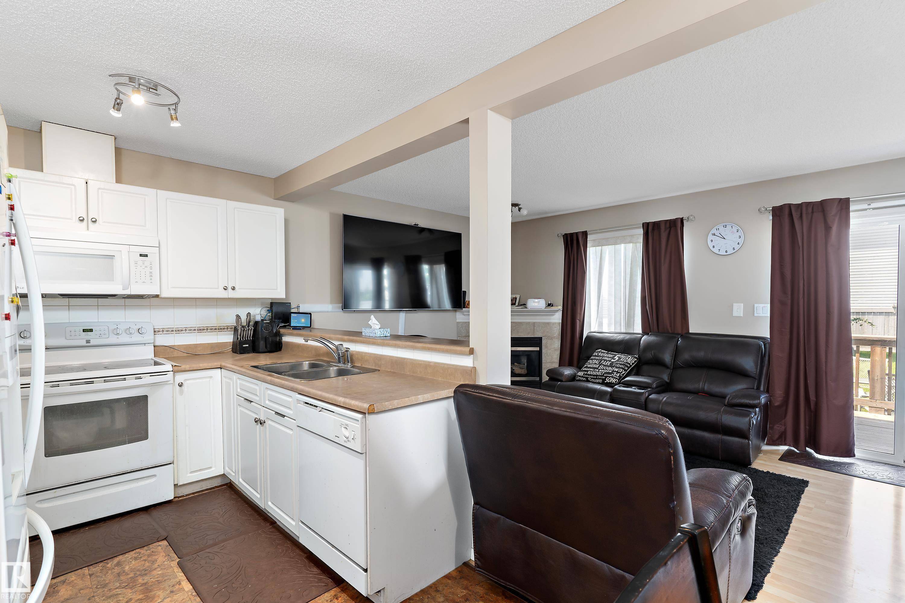 Edmonton, AB T5Y 3G5,13834 37 ST NW