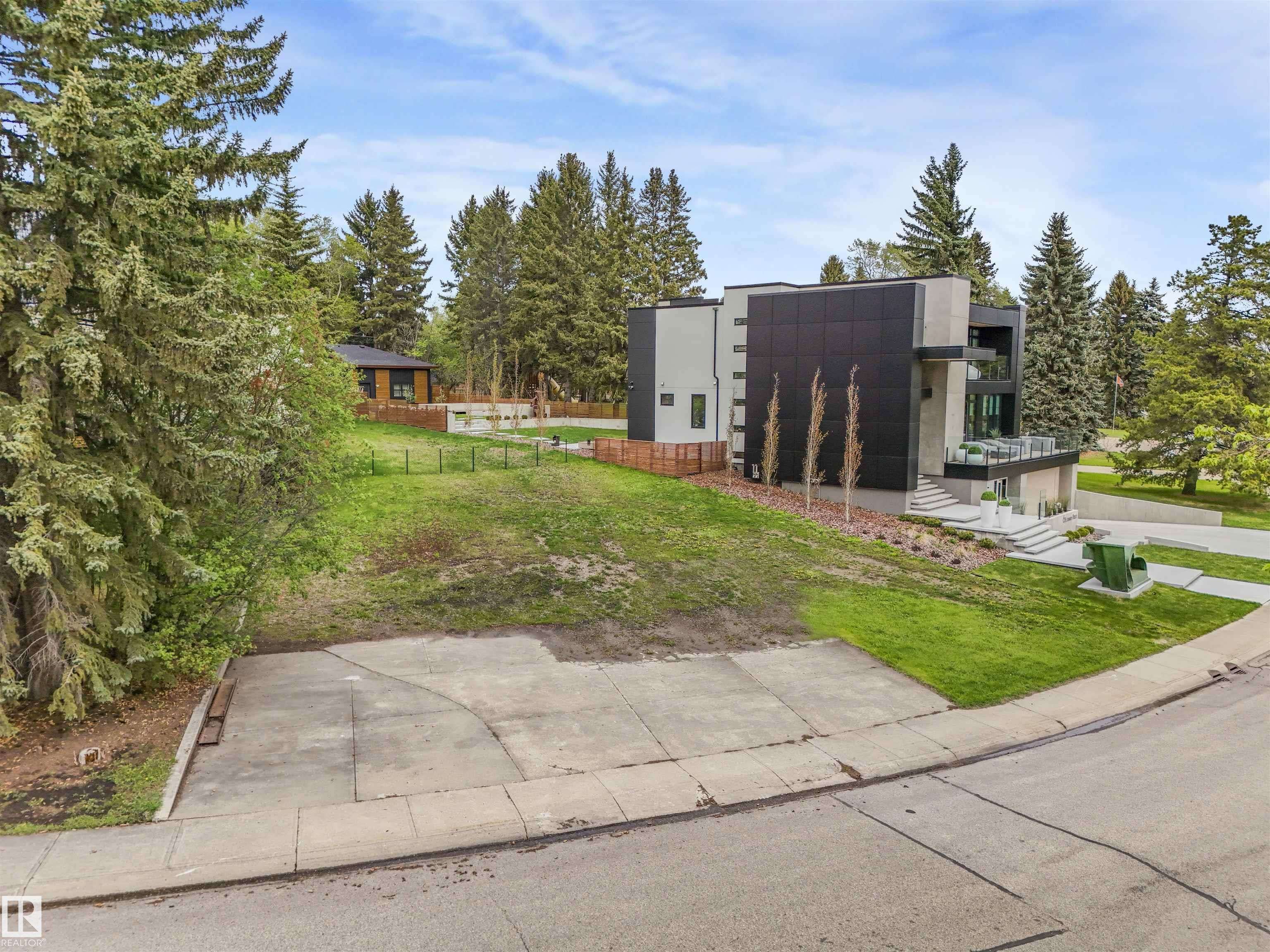 Edmonton, AB T5R 5P4,6A LAURIER PL NW NW