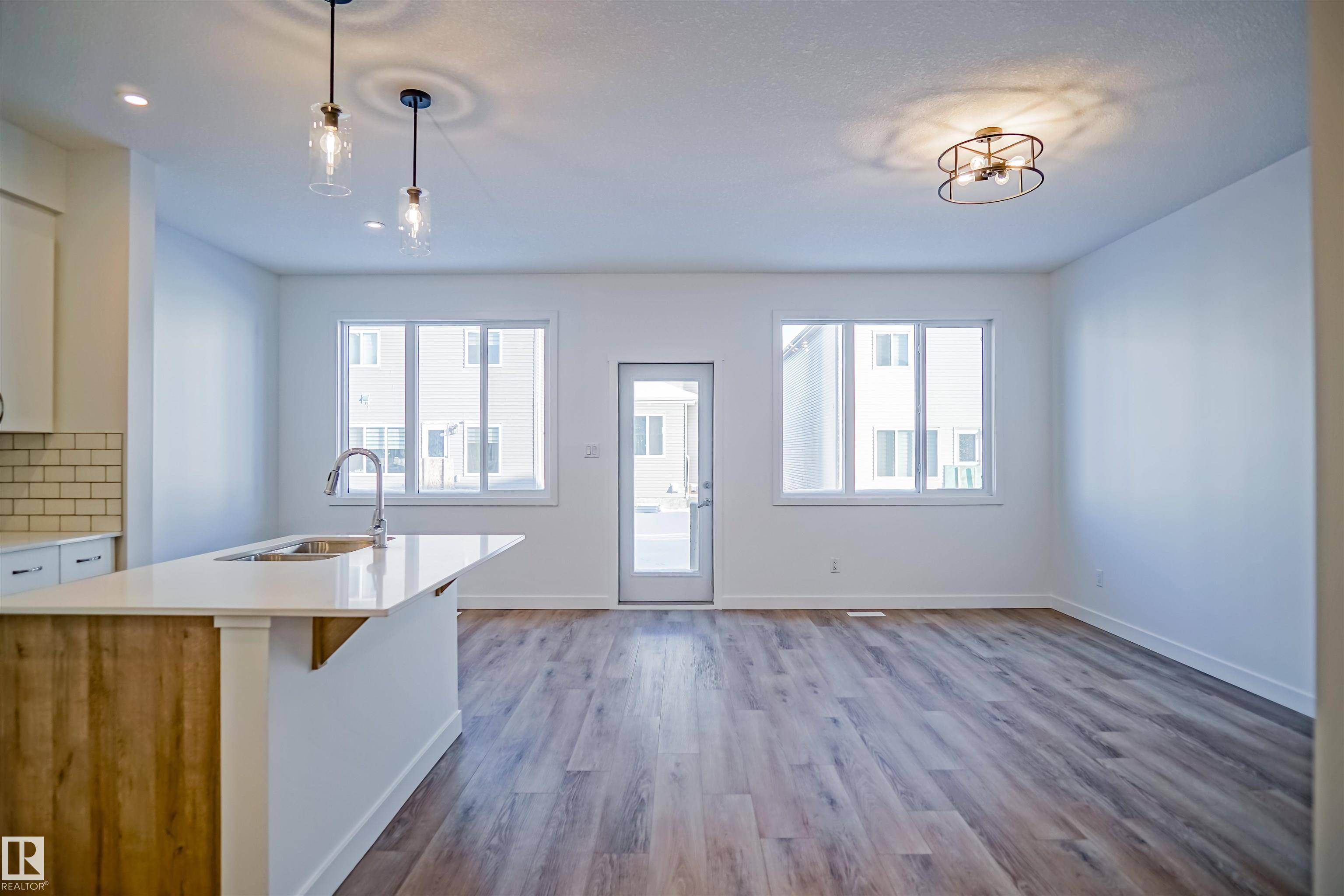Edmonton, AB T6W 5G7,2128 210 ST NW