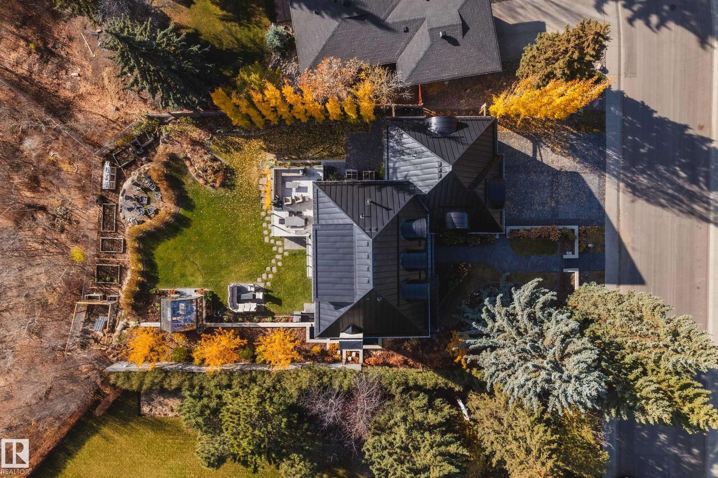 Edmonton, AB T5R 5M6,15309 RIO TERRACE DR NW