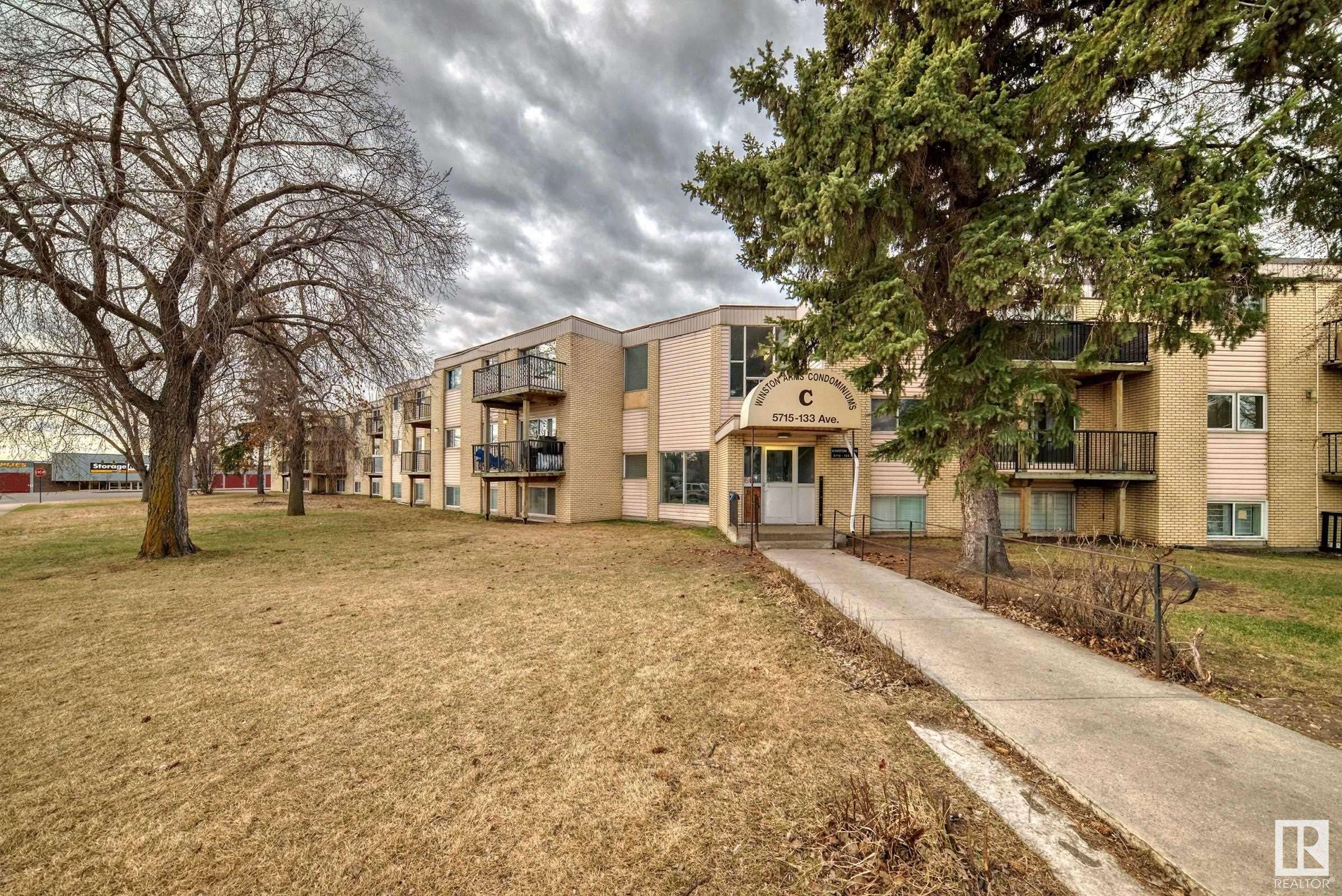 Edmonton, AB T5A 1C2,#15C 5715 133 AV NW