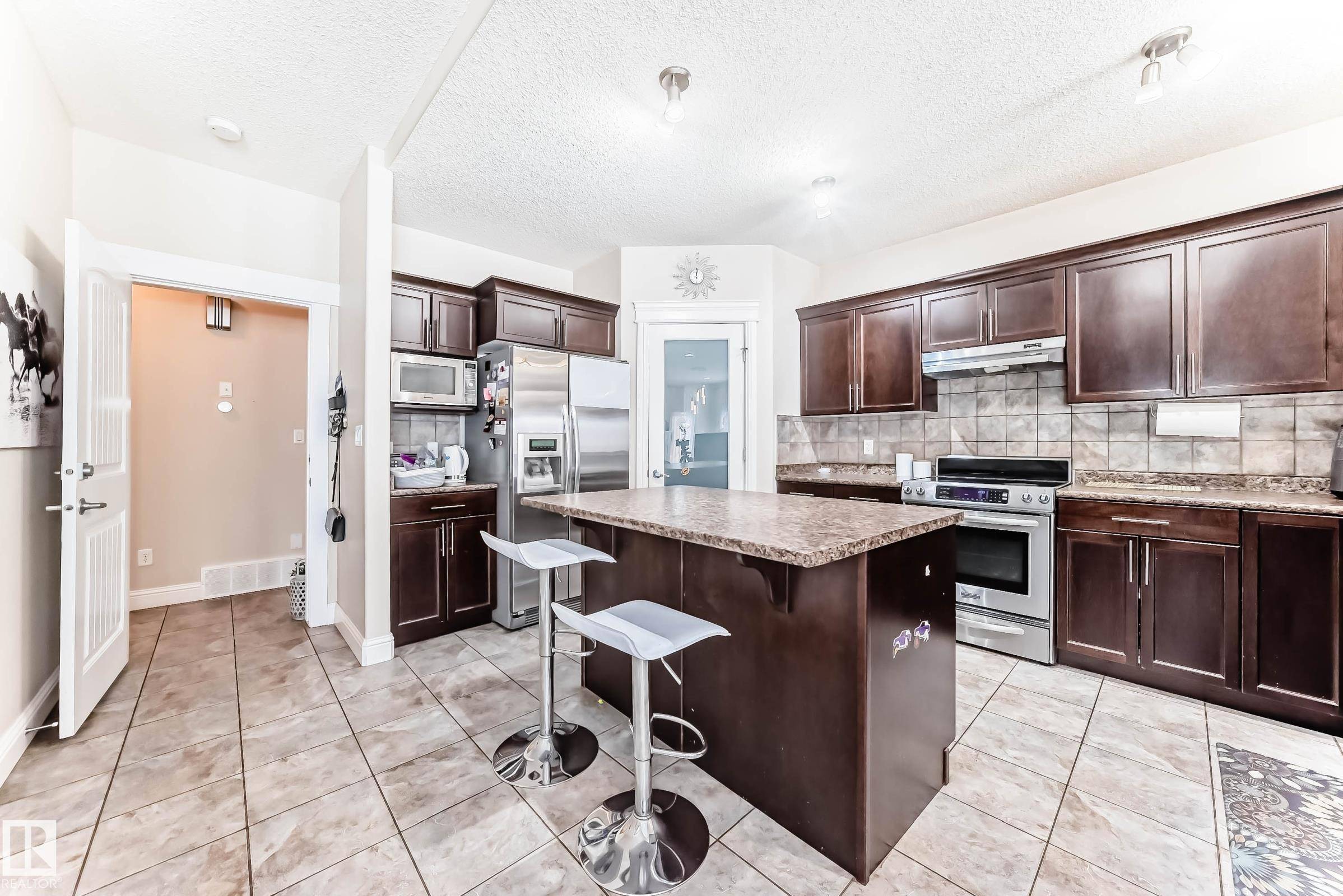 Edmonton, AB T6X 0M5,6159 12 AV SW SW