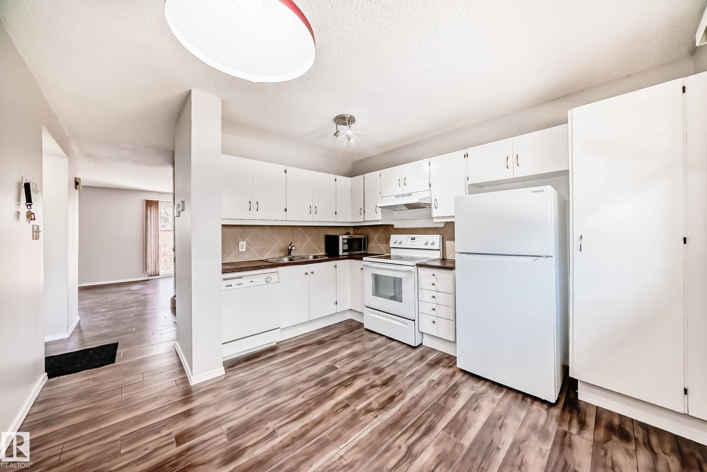 Edmonton, AB T6J 4J3,2746 105 ST NW