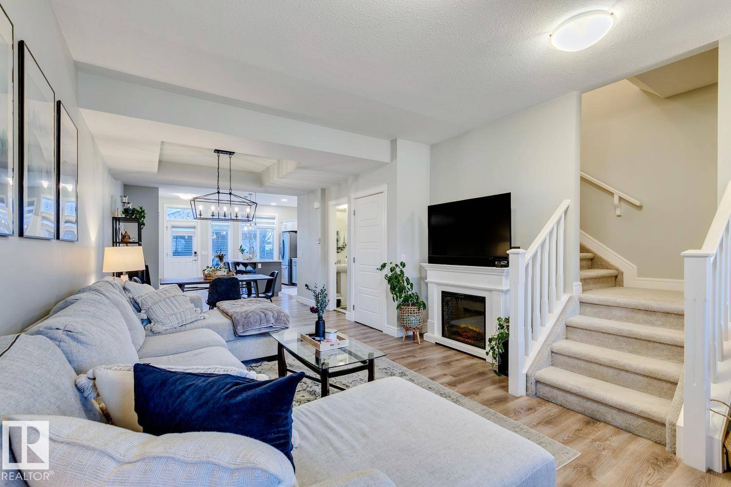 Edmonton, AB T6W 4P3,16104 32 AV SW