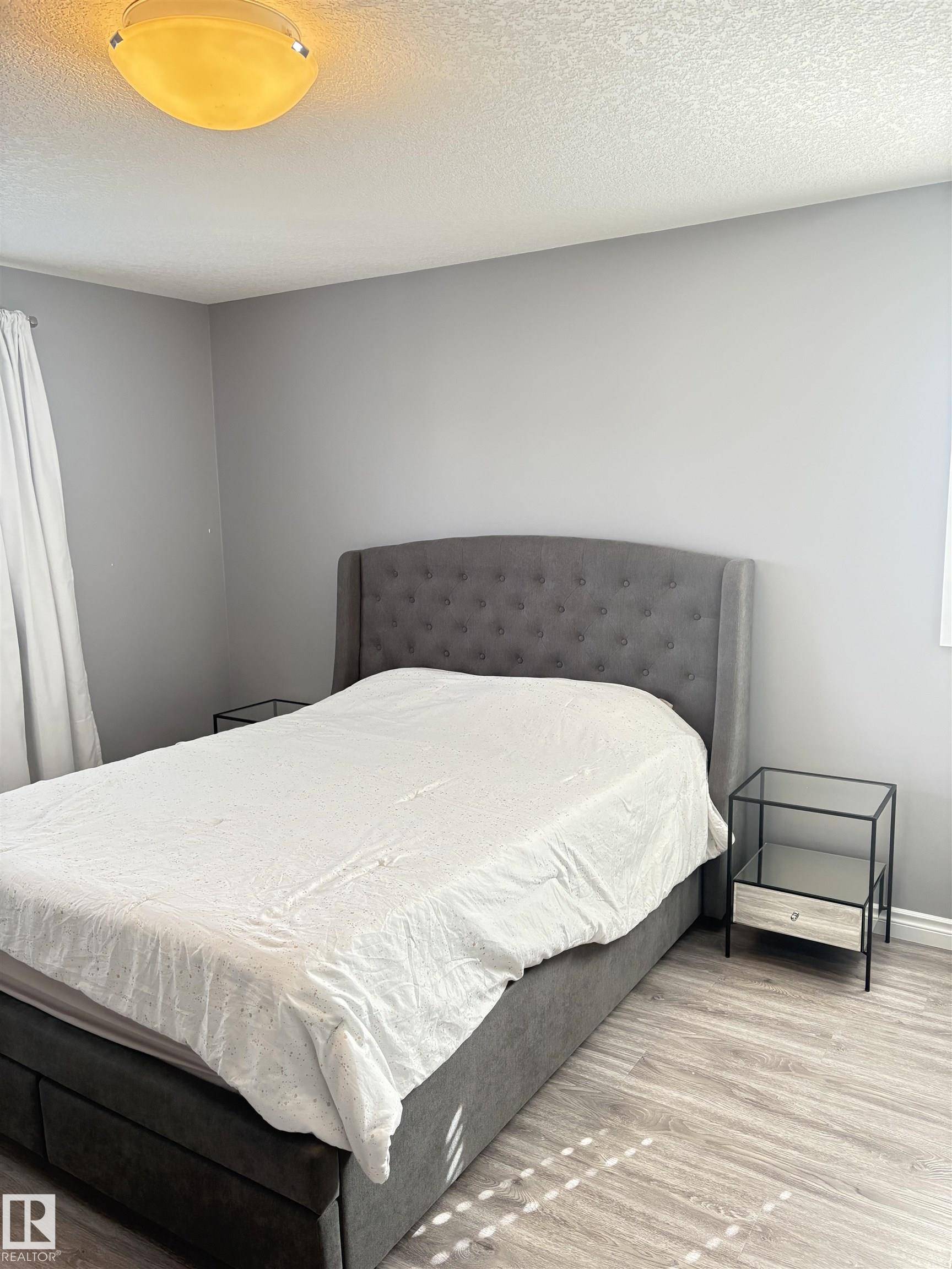 Edmonton, AB T6W 2Y6,5447 chapelle RD SW SW