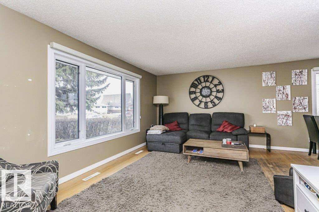 Edmonton, AB T5R 4N3,15921 88A AV NW