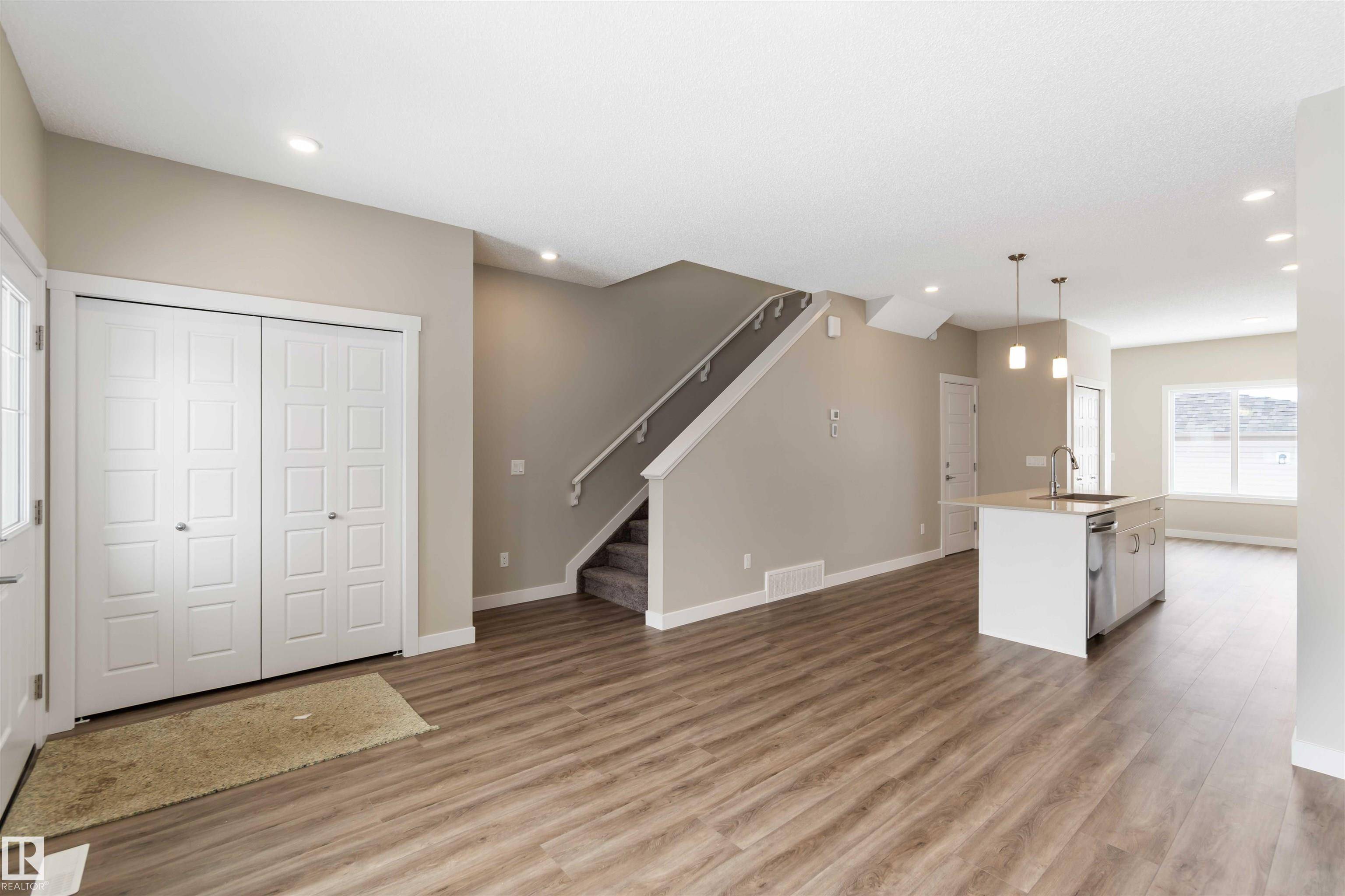 Edmonton, AB T5Y 4H2,6356 175 AV NW